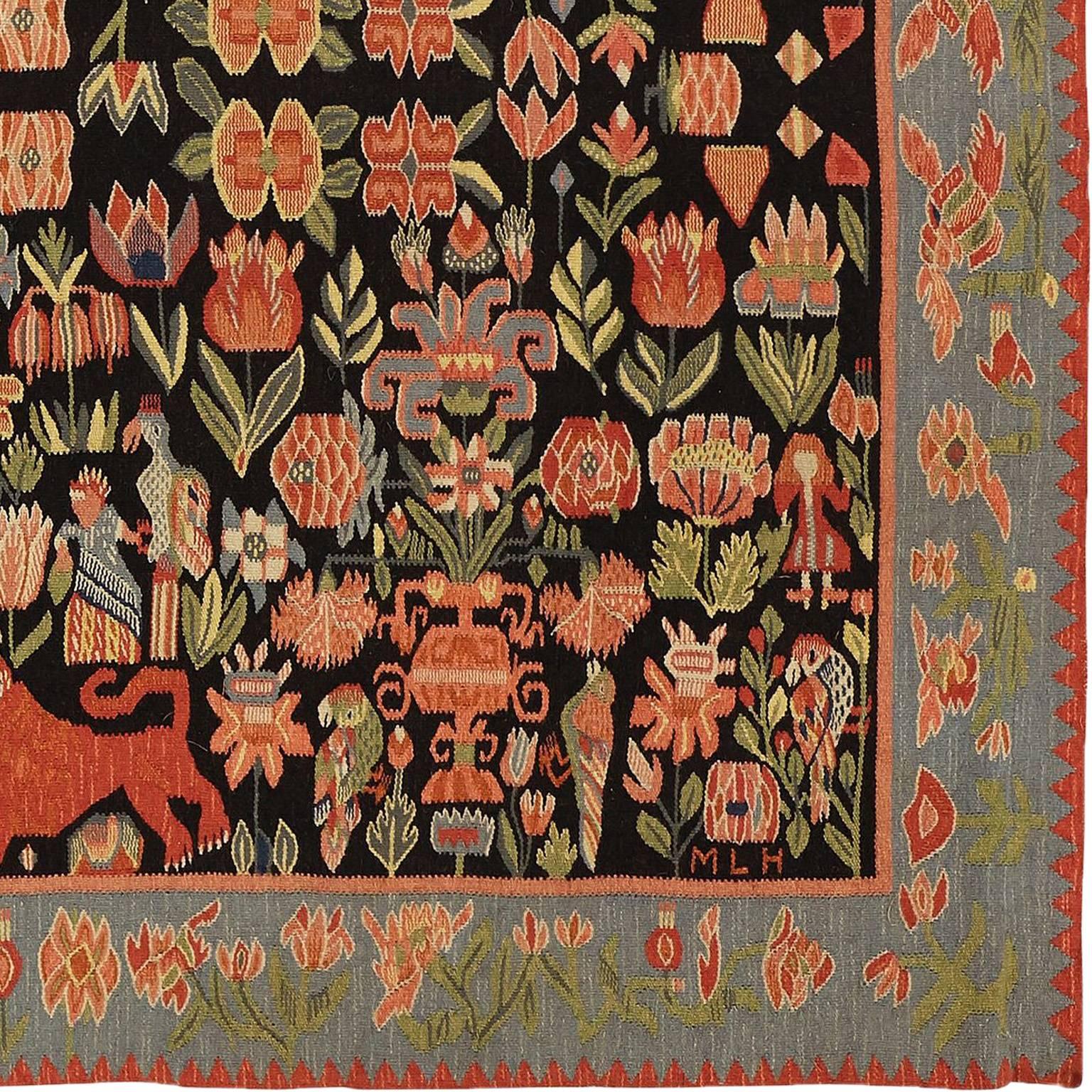 Schwedischer Bettüberzug/Wandteppich
Schweden, um 1927
Dunkelbrauner Grund mit polychromen Vasen, roten Löwen, Vögeln, Adeligen und Blumen. Eine blaue Melange-Bordüre mit stilisierten Blumen. Nach 