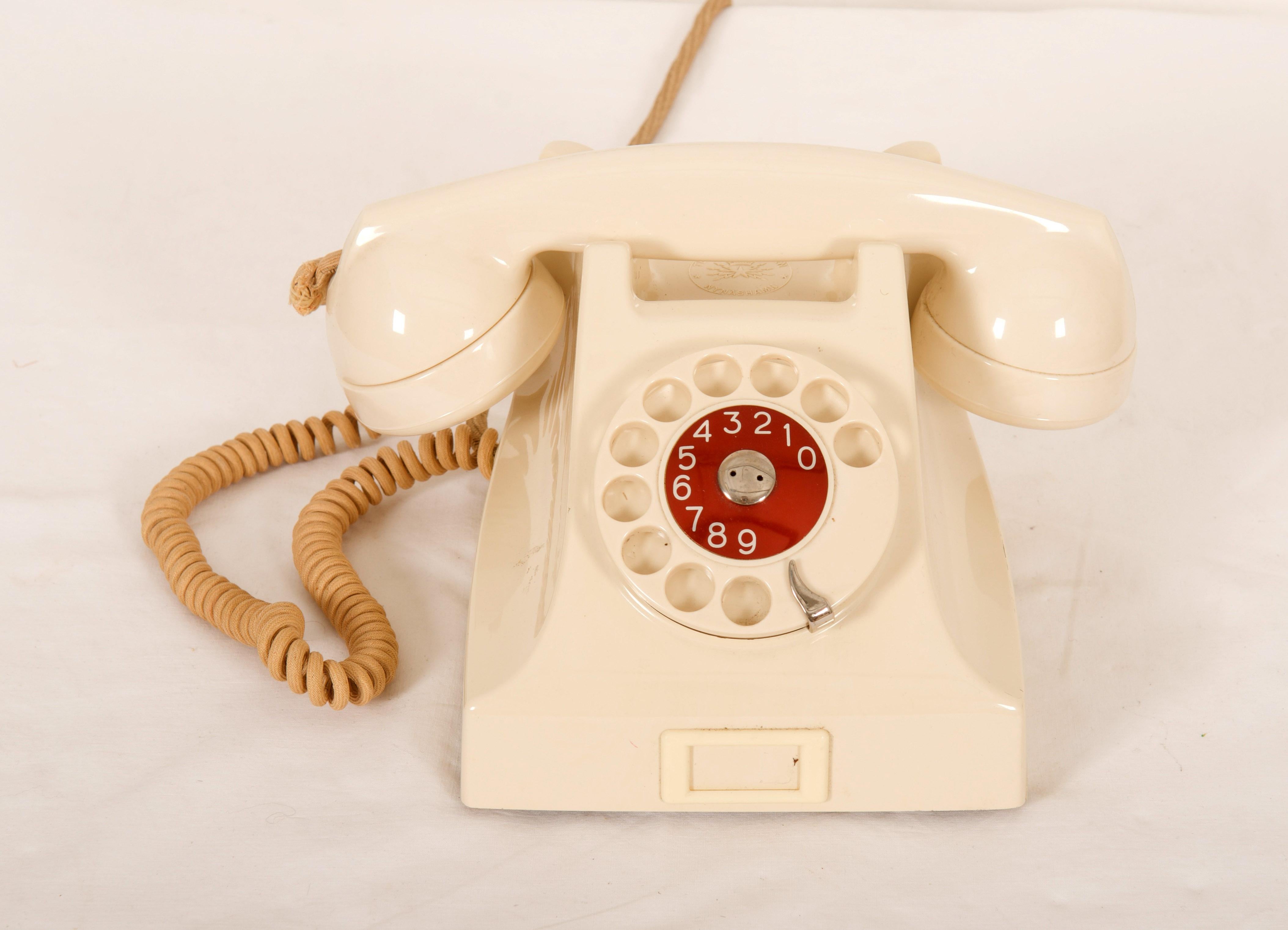 Téléphone de table en bakélite de LM Eriksson datant du début des années 1960. Réparé sur le côté voir les 2 dernières photos
 