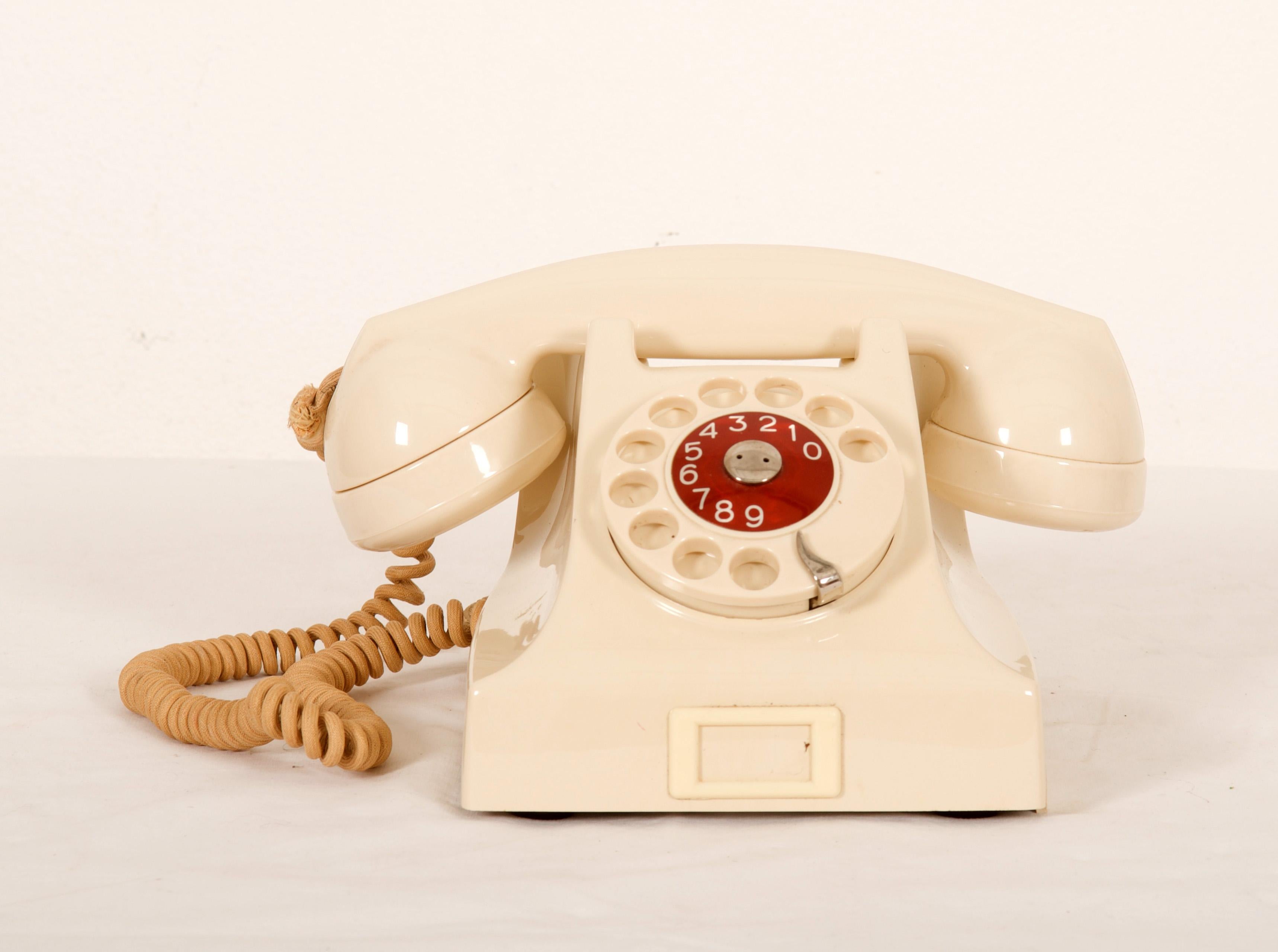 Vintage Swedish Beige Bakelite Table Phone In Fair Condition For Sale In Vienna, AT