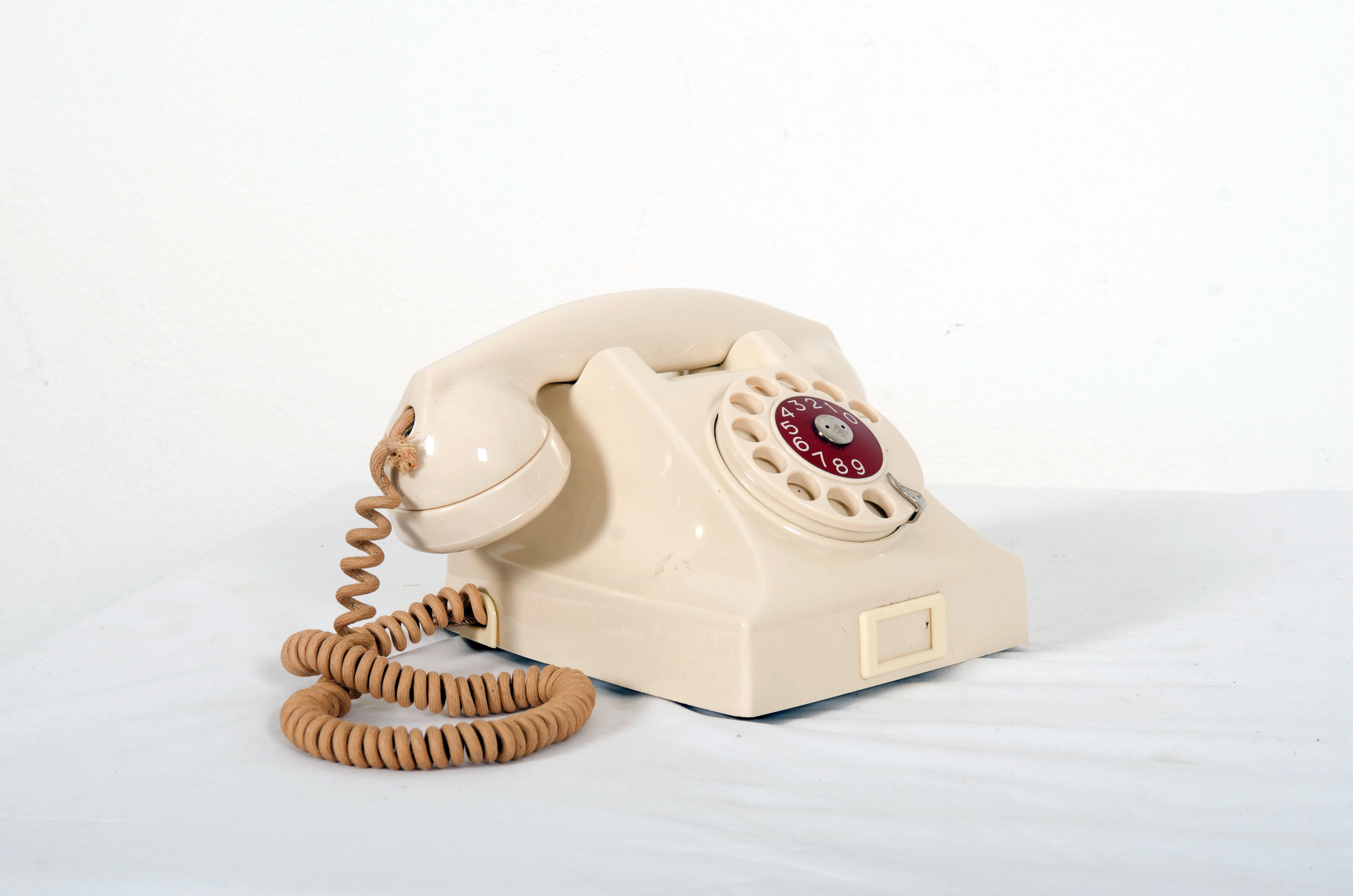 Schwedischer Beigefarbener Bakelit-Tisch Phone, Vintage im Angebot 3