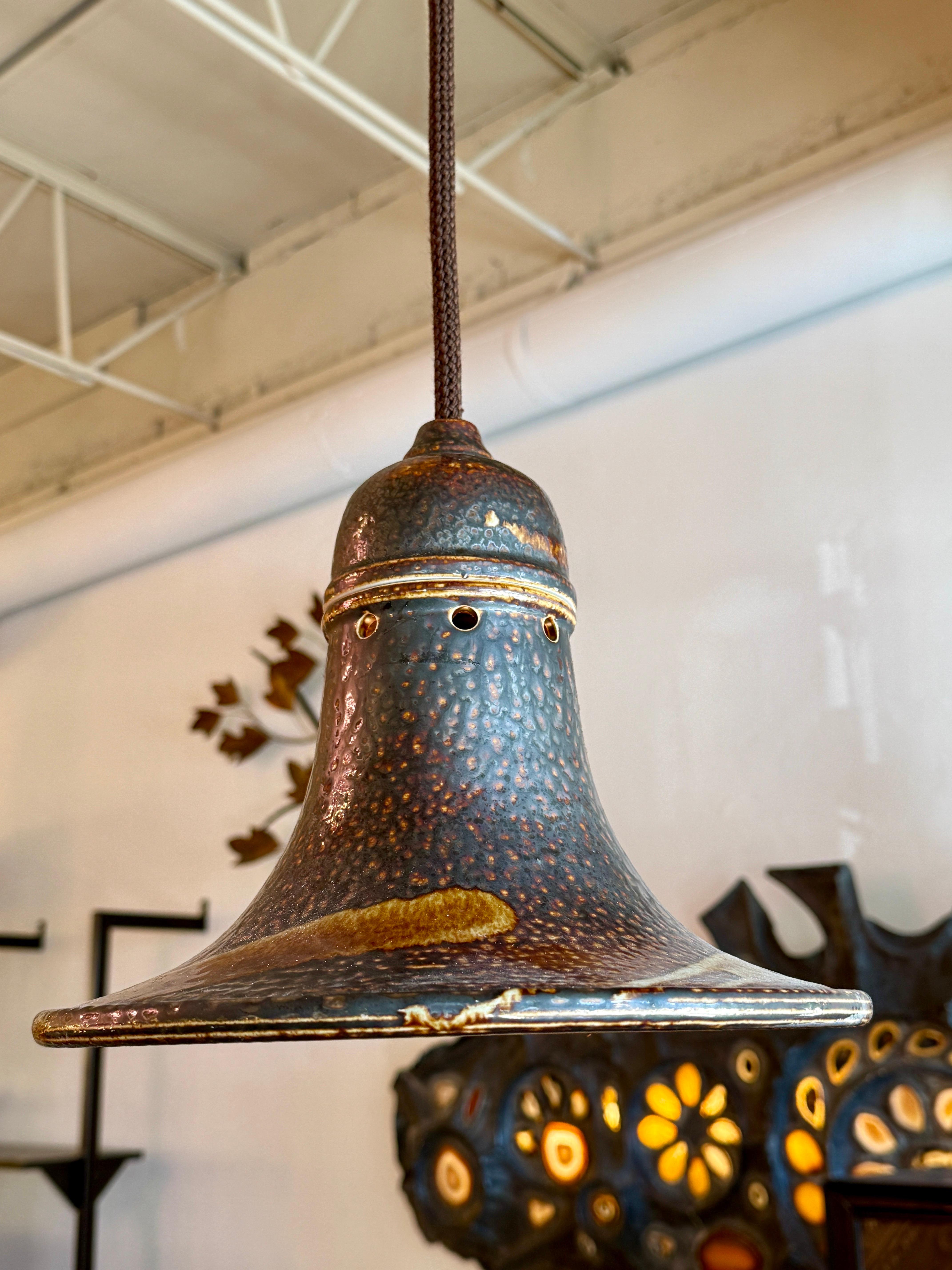 Lights pendantes suédoises en céramique en forme de cloche en vente 1