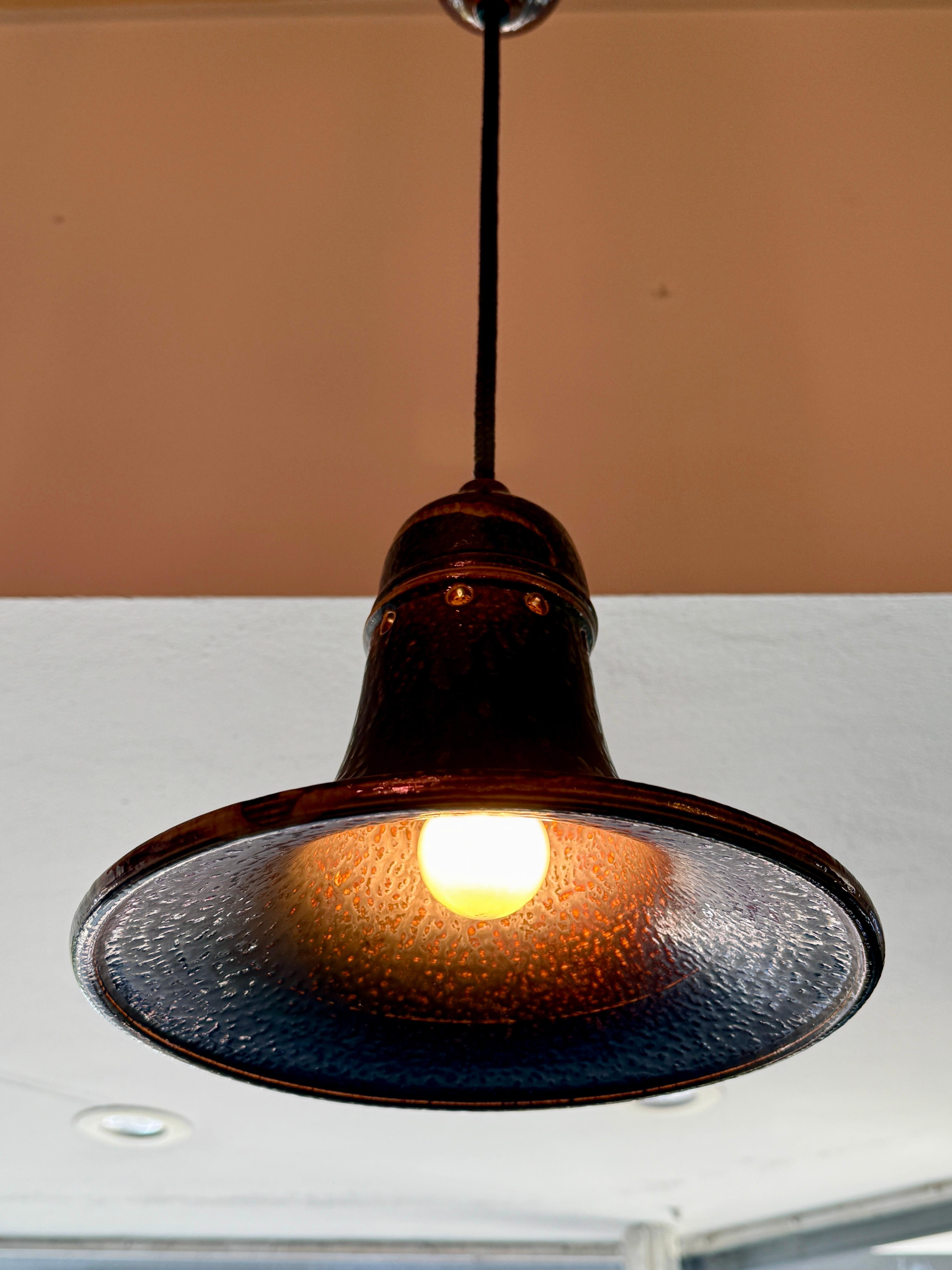 Lights pendantes suédoises en céramique en forme de cloche en vente 2