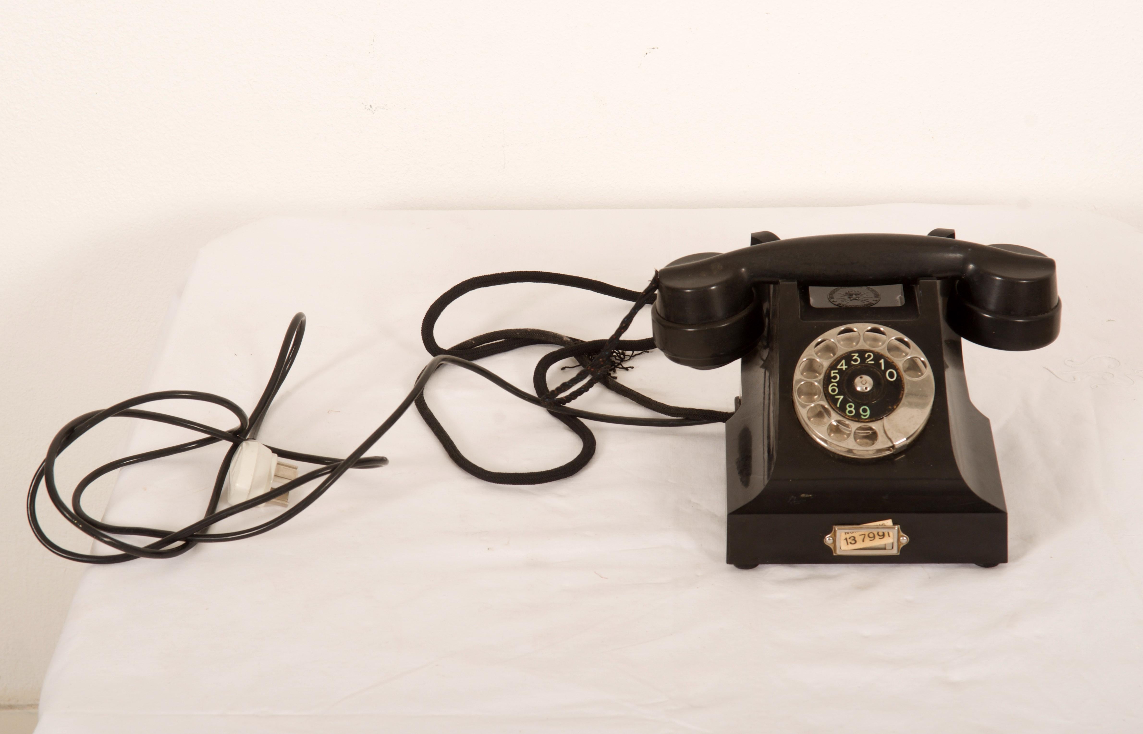 Téléphone de table en bakélite de LM Eriksson datant du début des années 1960.
     