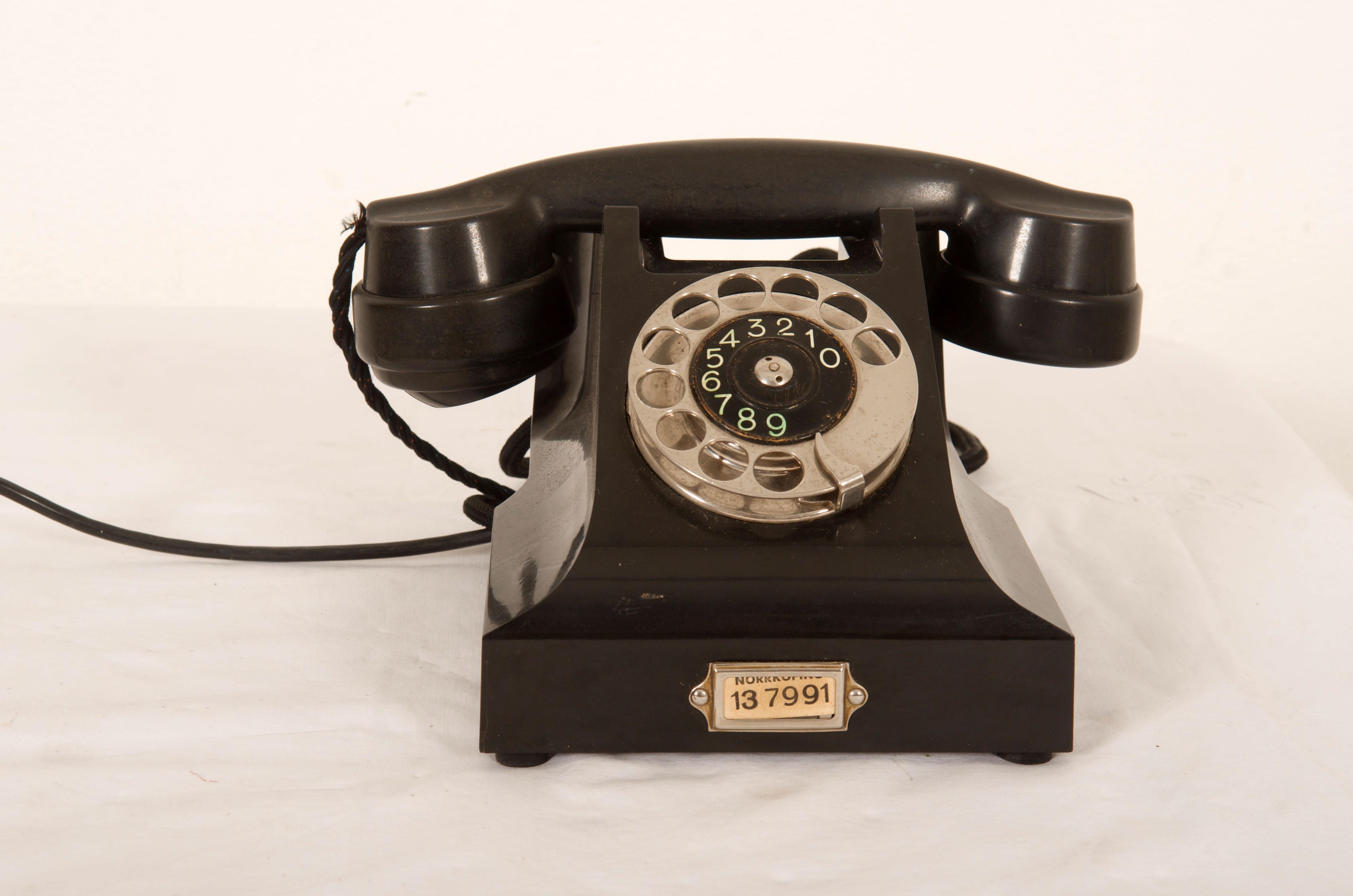 Vintage Swedish Black Bakelite Table Phone In Fair Condition For Sale In Vienna, AT