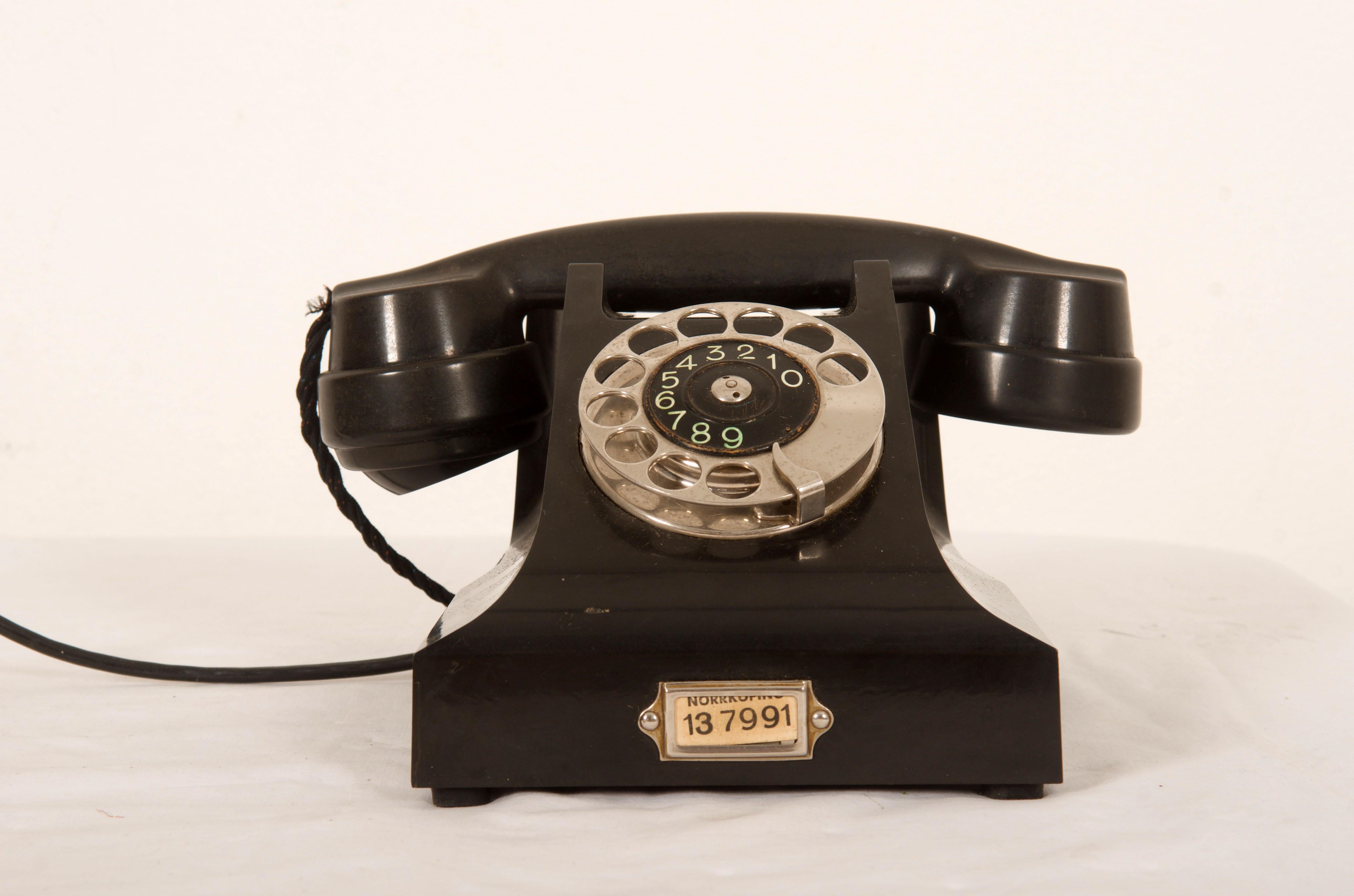 Phone suédois vintage de table en bakélite noire État moyen - En vente à Vienna, AT