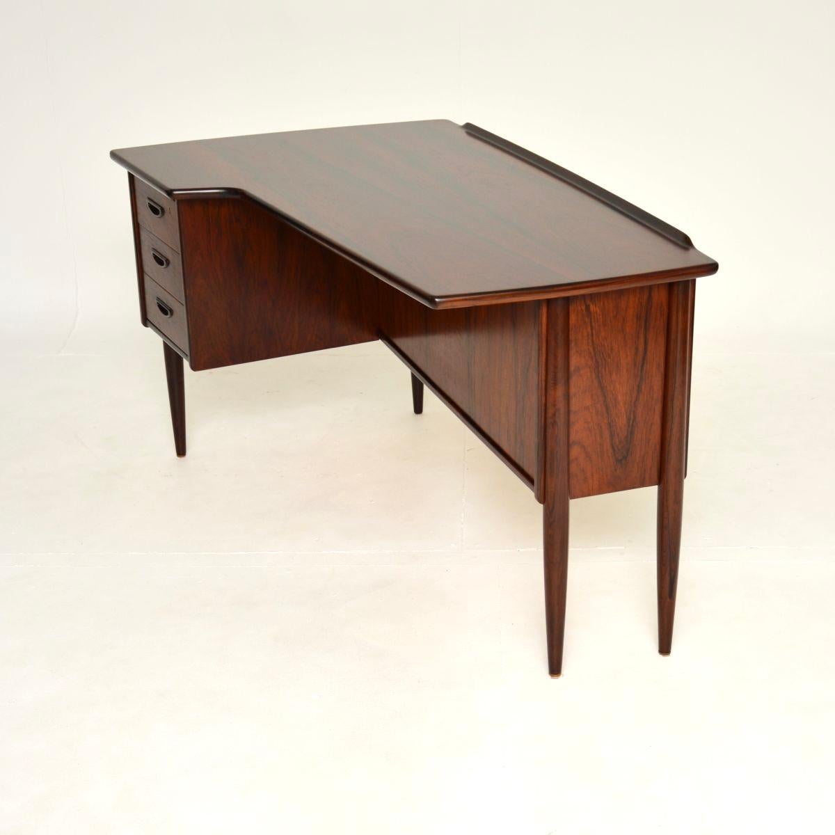 Schwedischer Bumerang-Schreibtisch von Goran Strand für Lelangs Mobelfabrik (Holz) im Angebot