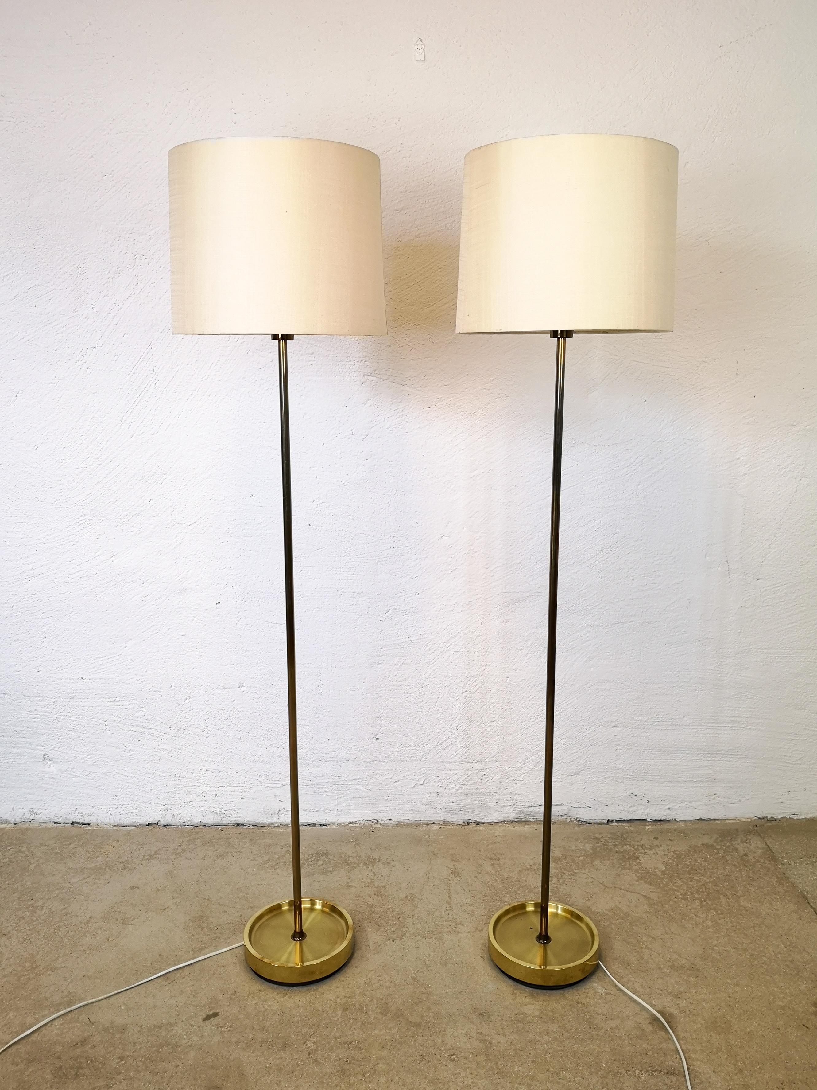 These brass floor lamps were manufactured in Sweden at Fagerhultsbelysning. It’s made in brass and have the original shades in fabric with acrylic top which gives a perfect calm upplight. 

Good working condition, small wears on the foot and the