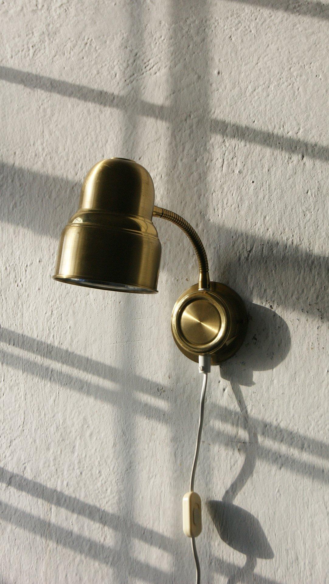 Lámpara de pared vintage sueca de latón de Ewå Belysning, años 60 Escandinavo moderno en venta