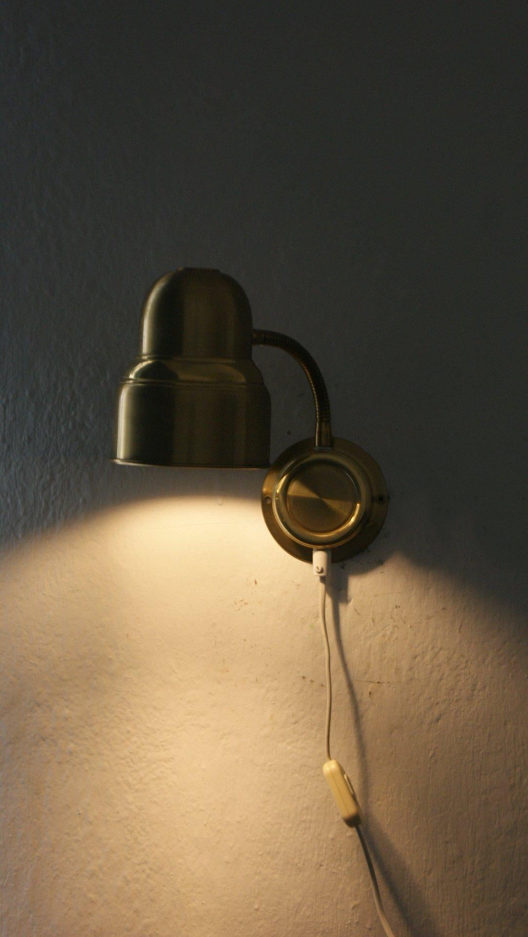 Lámpara de pared vintage sueca de latón de Ewå Belysning, años 60 mediados del siglo XX en venta