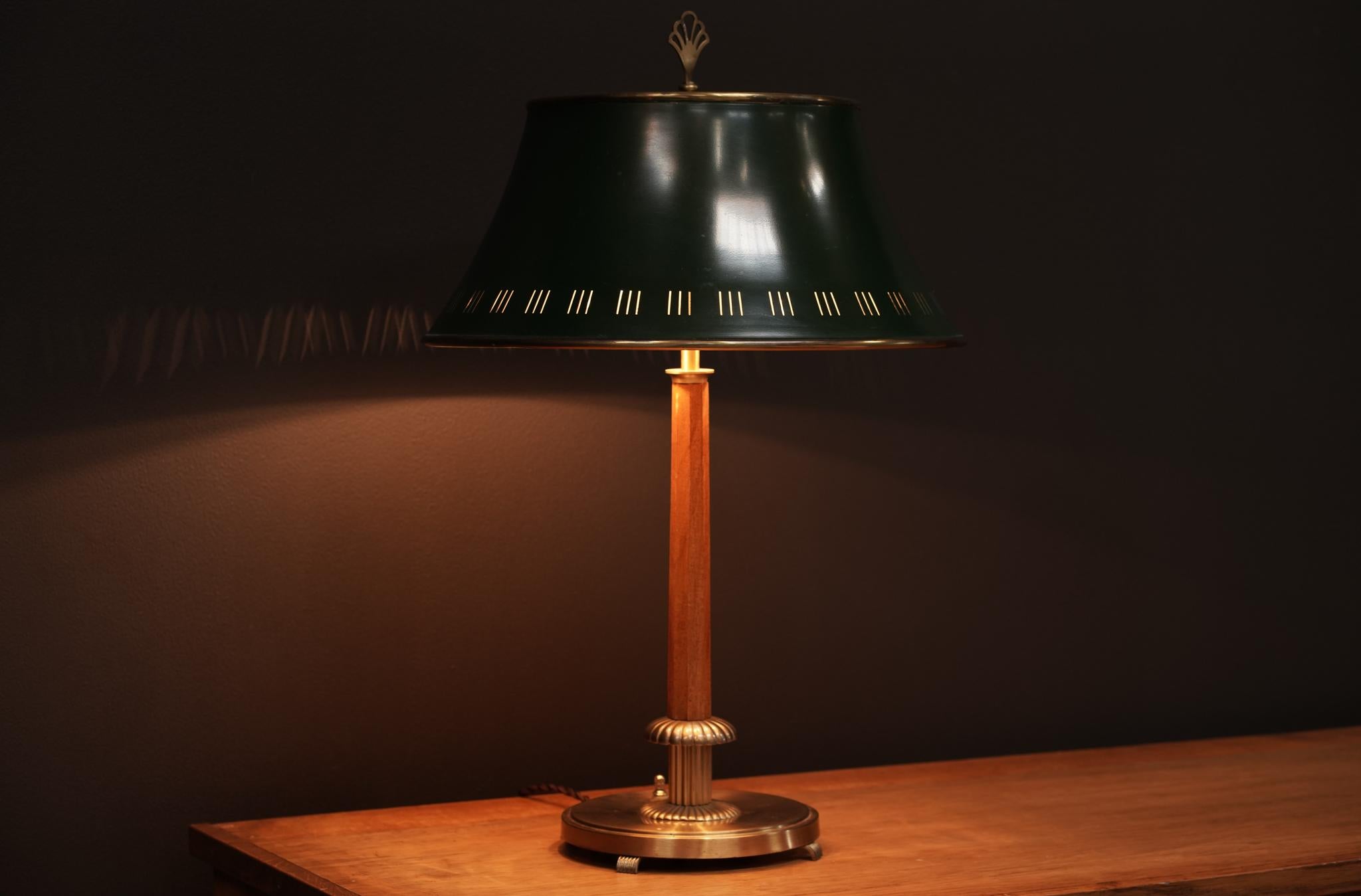 Diese schwedische Tischlampe im Vintage-Stil ist eine charmante Mischung aus Details aus der Mitte des Jahrhunderts und skandinavischem Design. Sie verfügt über einen grünen perforierten Metallschirm, warme Holzakzente und einen klassischen