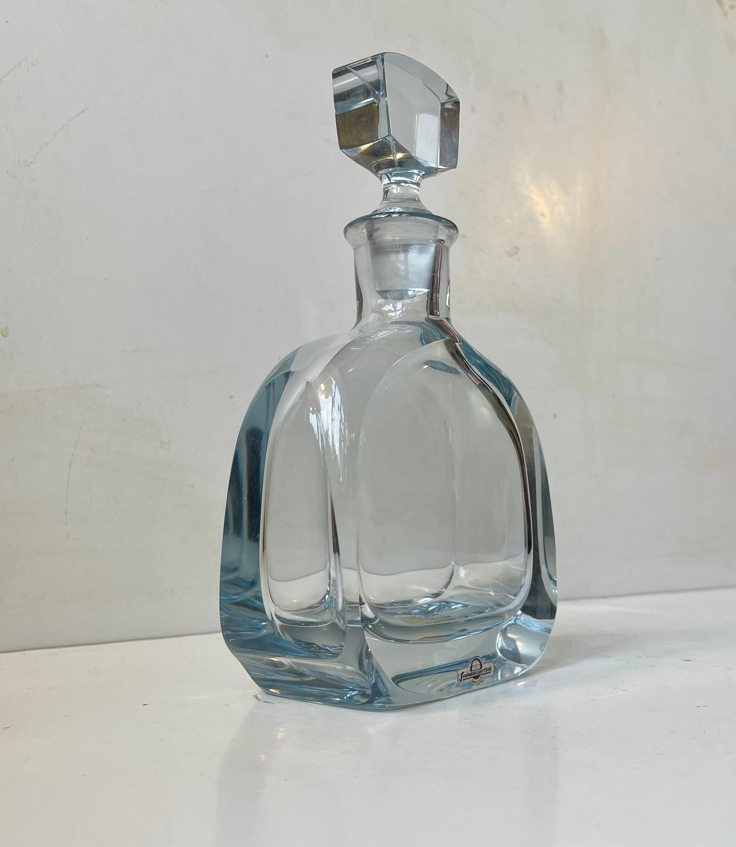 Heavy Strömbergshyttan crystal decanter. Crafted of thick Strömbergshyttan crystal with it's characteristic light blue hue. The very one-dimensional looking stopper suggest that Elis Bergh might have been involved in this design but sadly it is not