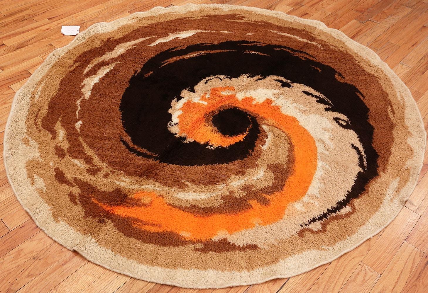 Hand-Woven Vintage Swedish Deco Round Rug. 7 ft 3 in x 7 ft 3 in For Sale