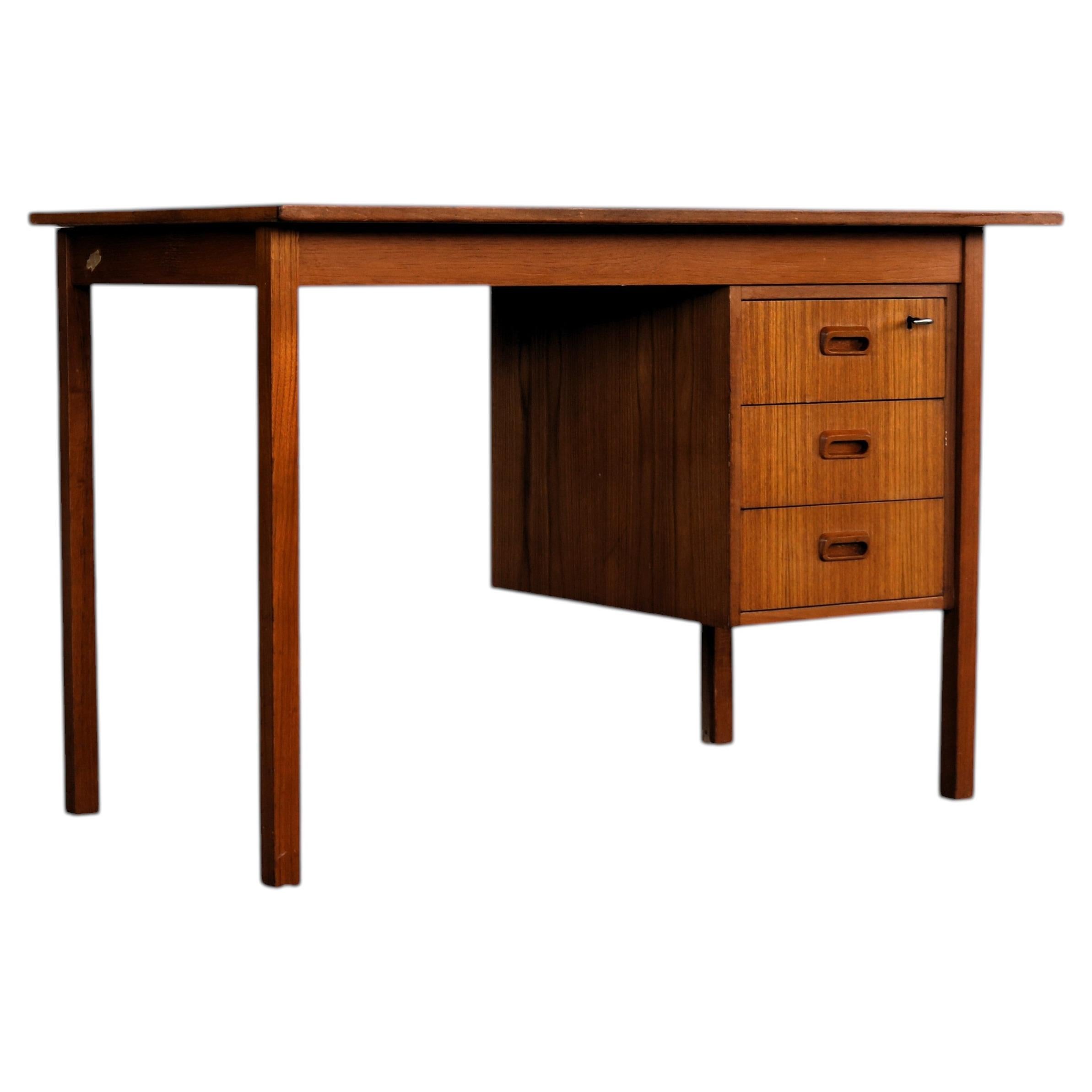 Vintage Swedish Desk, Teakholz, 1960er Design, Guter Zustand, 73,5" im Angebot