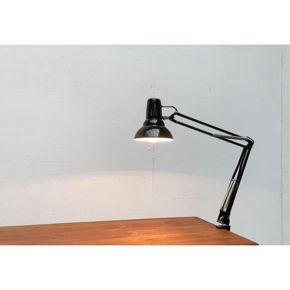 Architect light from the swedish manufacturer ledu.

the ledu is the classic luxo l-1, the design classic of jac jacobsen from 1937, mostly very similar or identical. The difference shows itself in the slightly ornamental curves of the screen. The