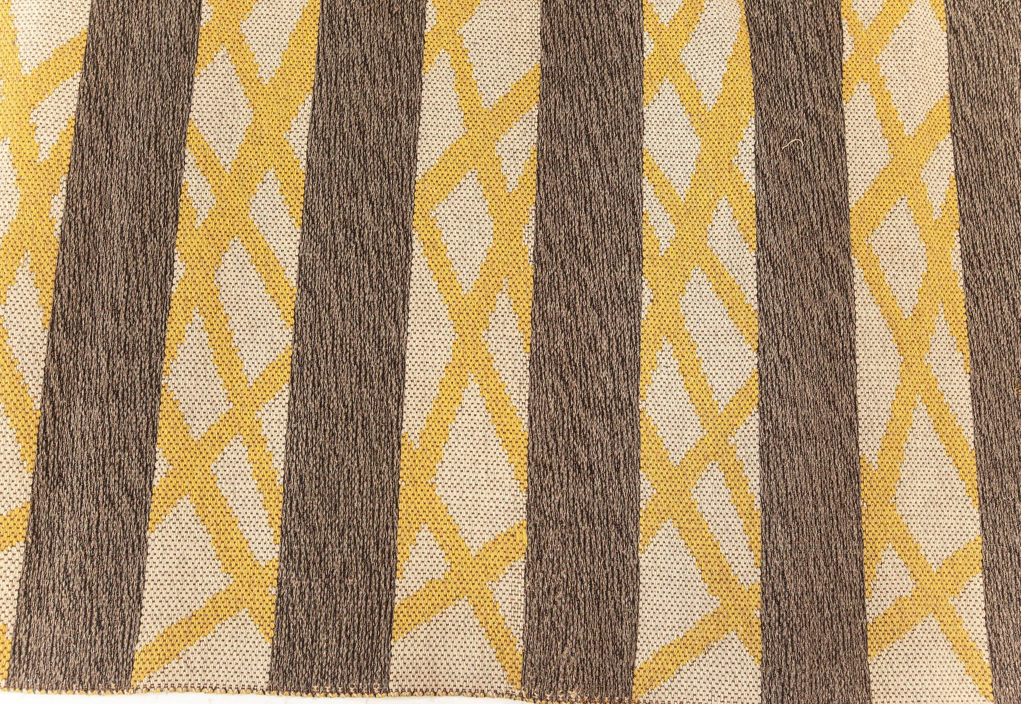 Tapis suédois vintage à double face en beige, gris et jaune.
Taille : 127 × 172 cm (4'2
