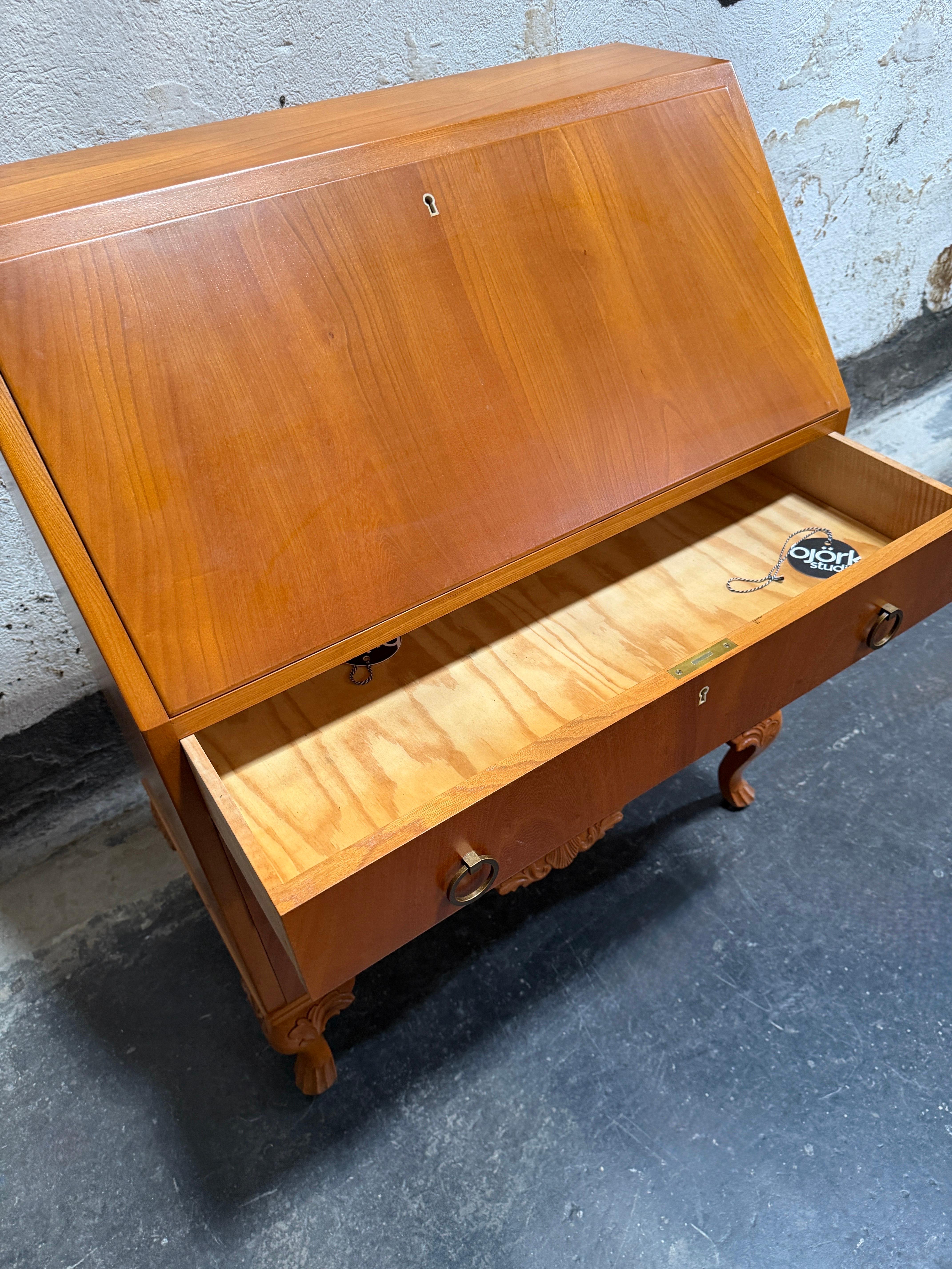 Scrivania svedese d'epoca con secretaire a goccia, 1950 ca. in vendita 3