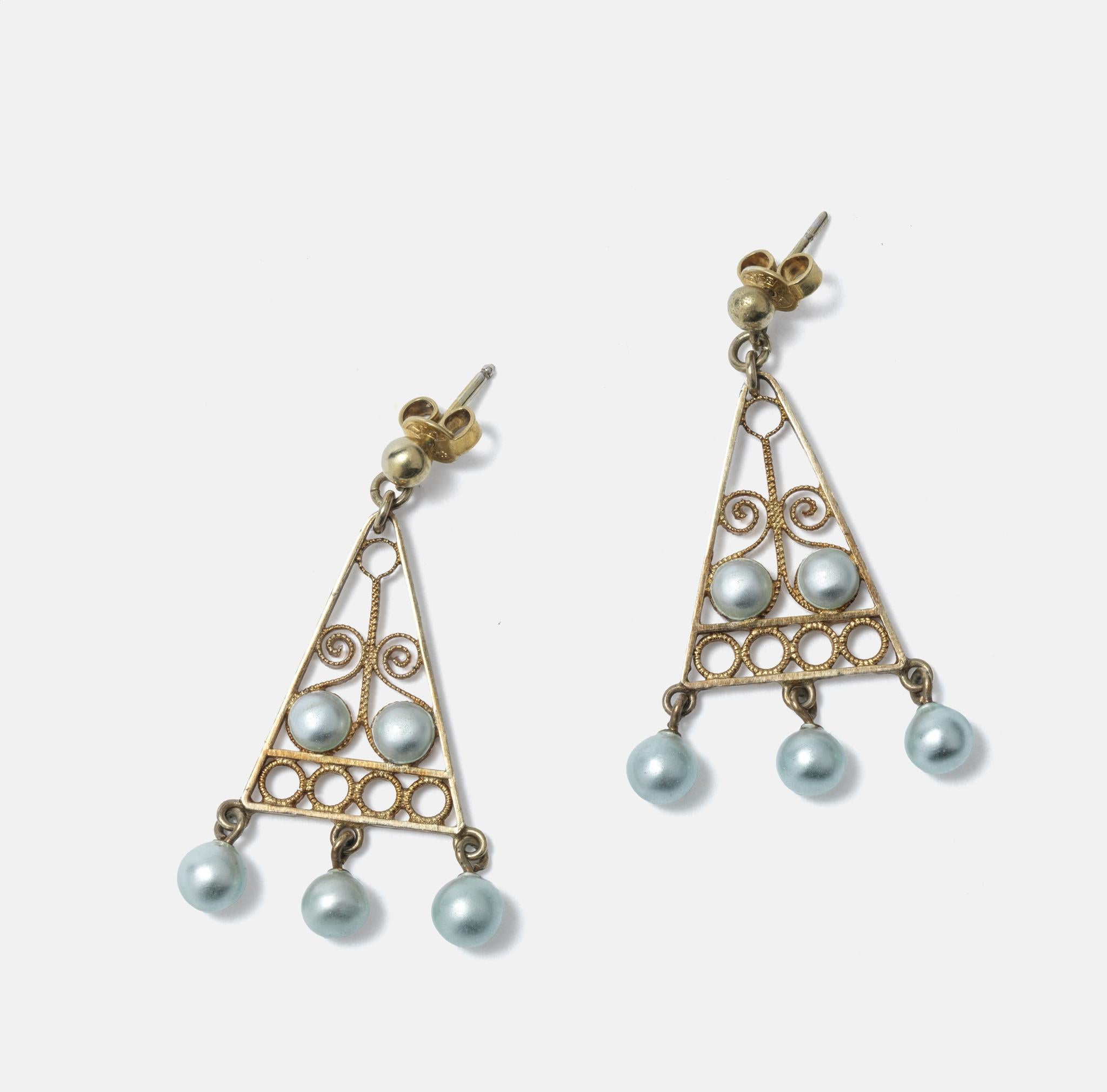 Wonderful design and beautiful is what categories these earrings made in Sweden in the 1970s. the triangular shape with its hanging pearls is just beautiful. They are elegant but at the same time simple. 