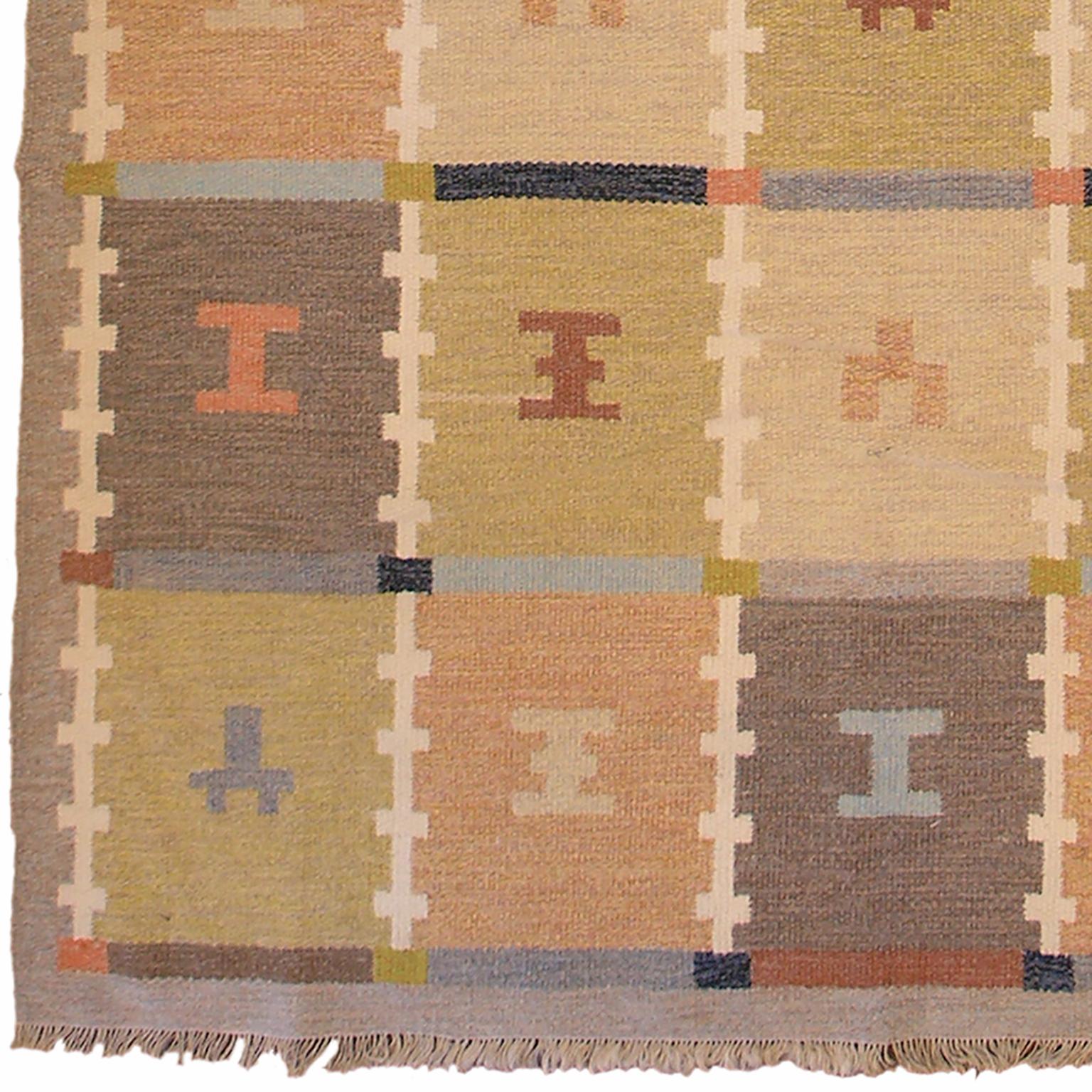 Tappeto vintage svedese a trama piatta
Tessuta a mano con lana utilizzando la tecnica dell'intreccio piatto.
Il design è caratterizzato da motivi geometrici in tonalità terra.

 