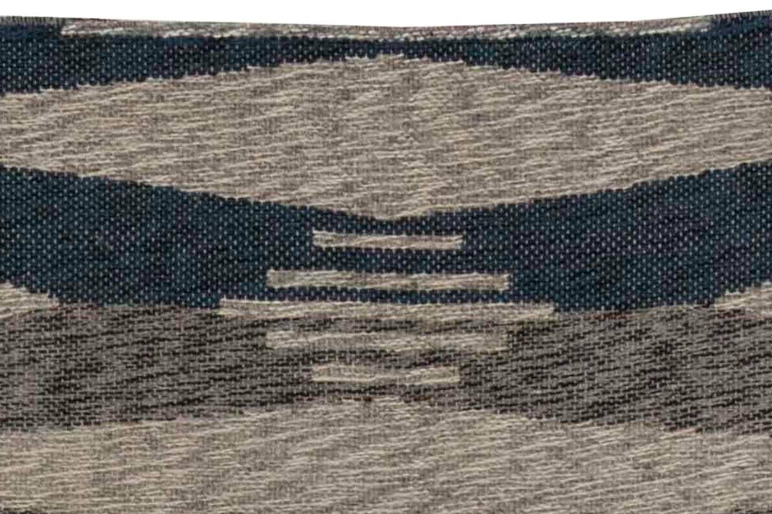 This vintage flat-woven reversible rug embodies the very essence of Scandinavian design. Made of high-quality wool in accordance with traditional weaving techniques, the flat-weave exhibits extraordinary endurance which allows it to maintain