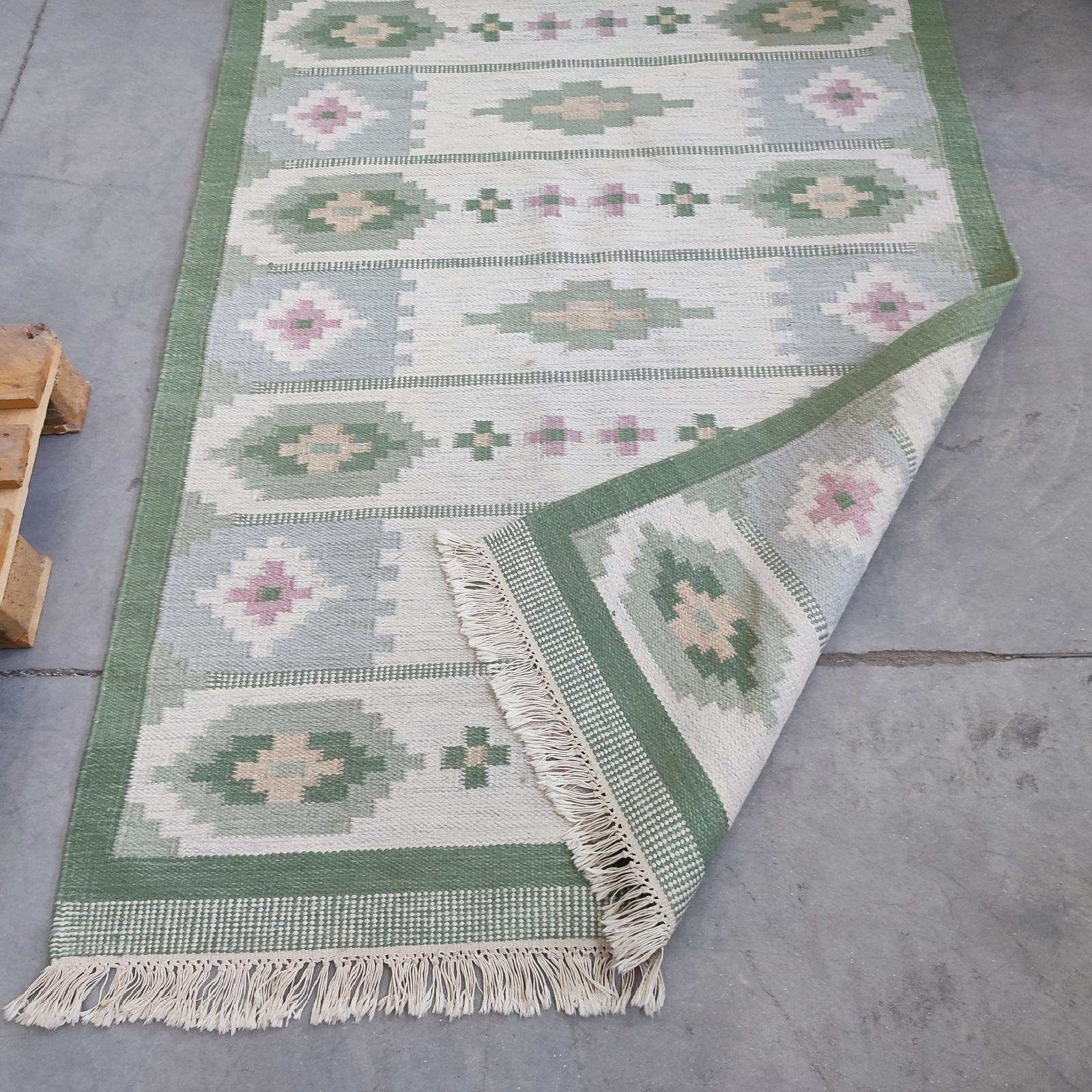 Laine Vintage Swedish Flat-Weave Rug Kilim Rölakan Geometric Design in Shades of Green (Tapis suédois vintage à tissage plat Kilim Rölakan à motifs géométriques dans les tons de vert) en vente