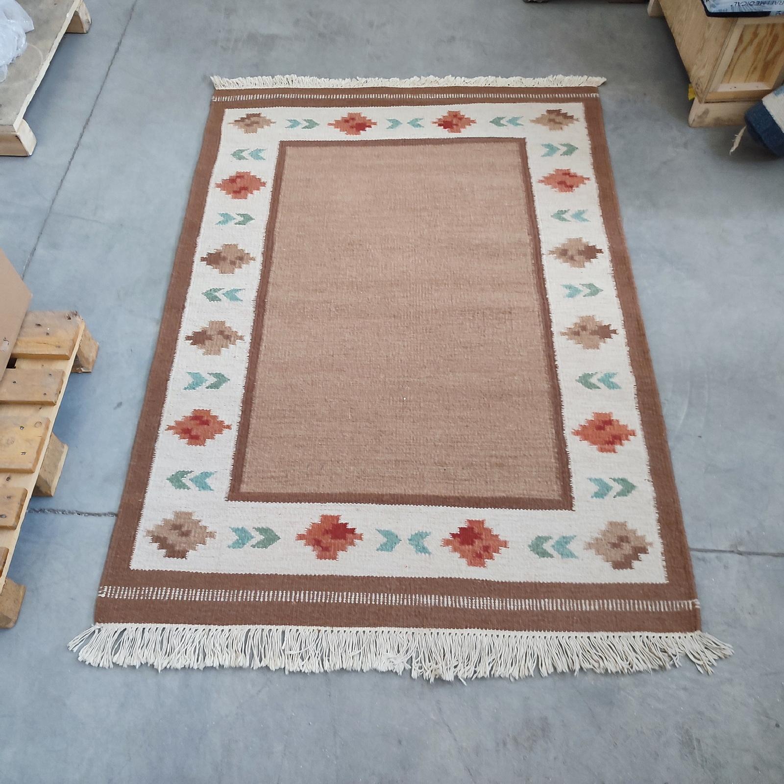 Vintage Swedish Flat-Weave Rug Röllakan Geometric Design in Shades of Brown, Sweden 1980s.
Genuine Röllakan made of wool, hand-woven, the soft sienna field features an outline geometric pattern composed of stylized floral motifs in soft shades of