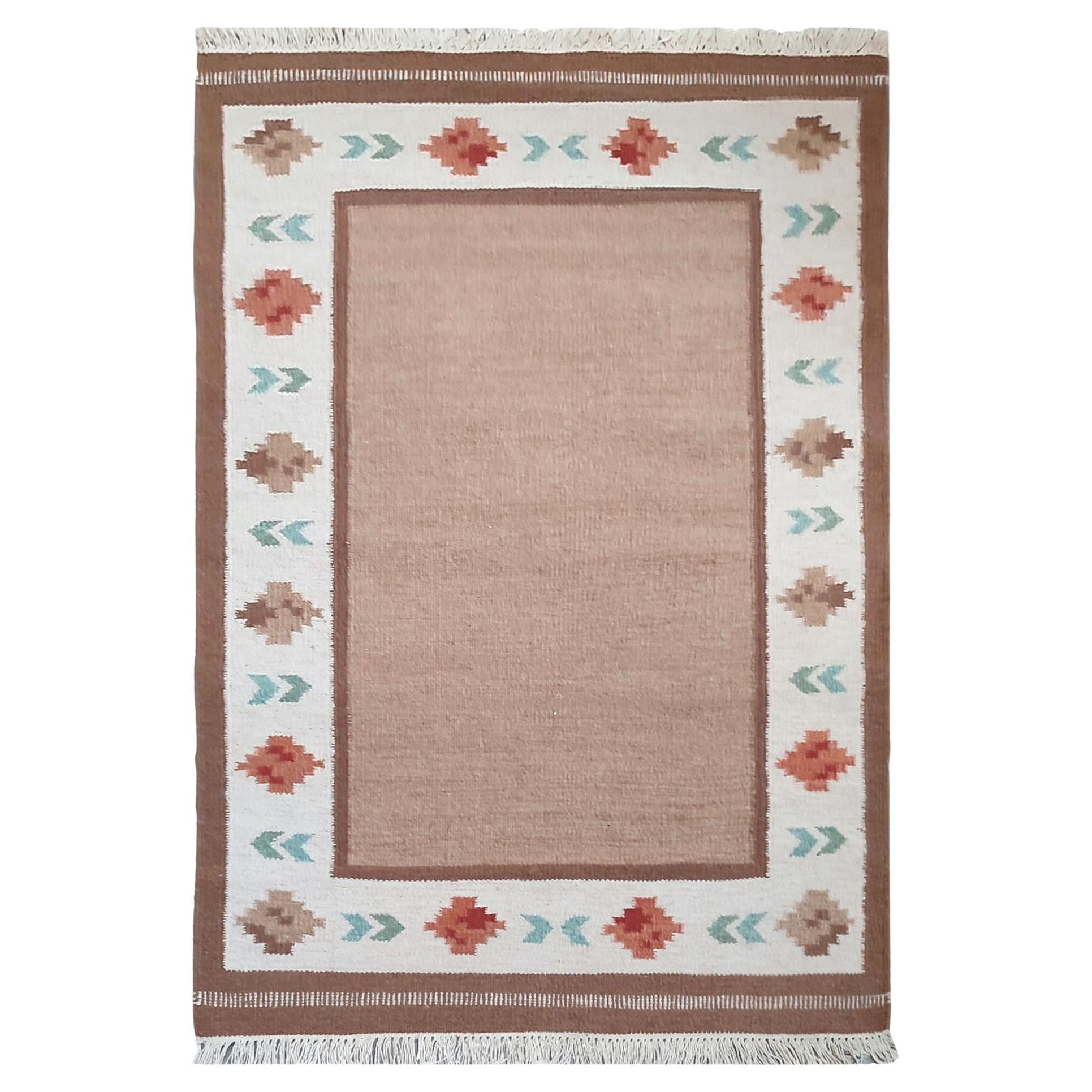 Tappeto svedese vintage a trama piatta Röllakan con disegno geometrico nei toni del marrone