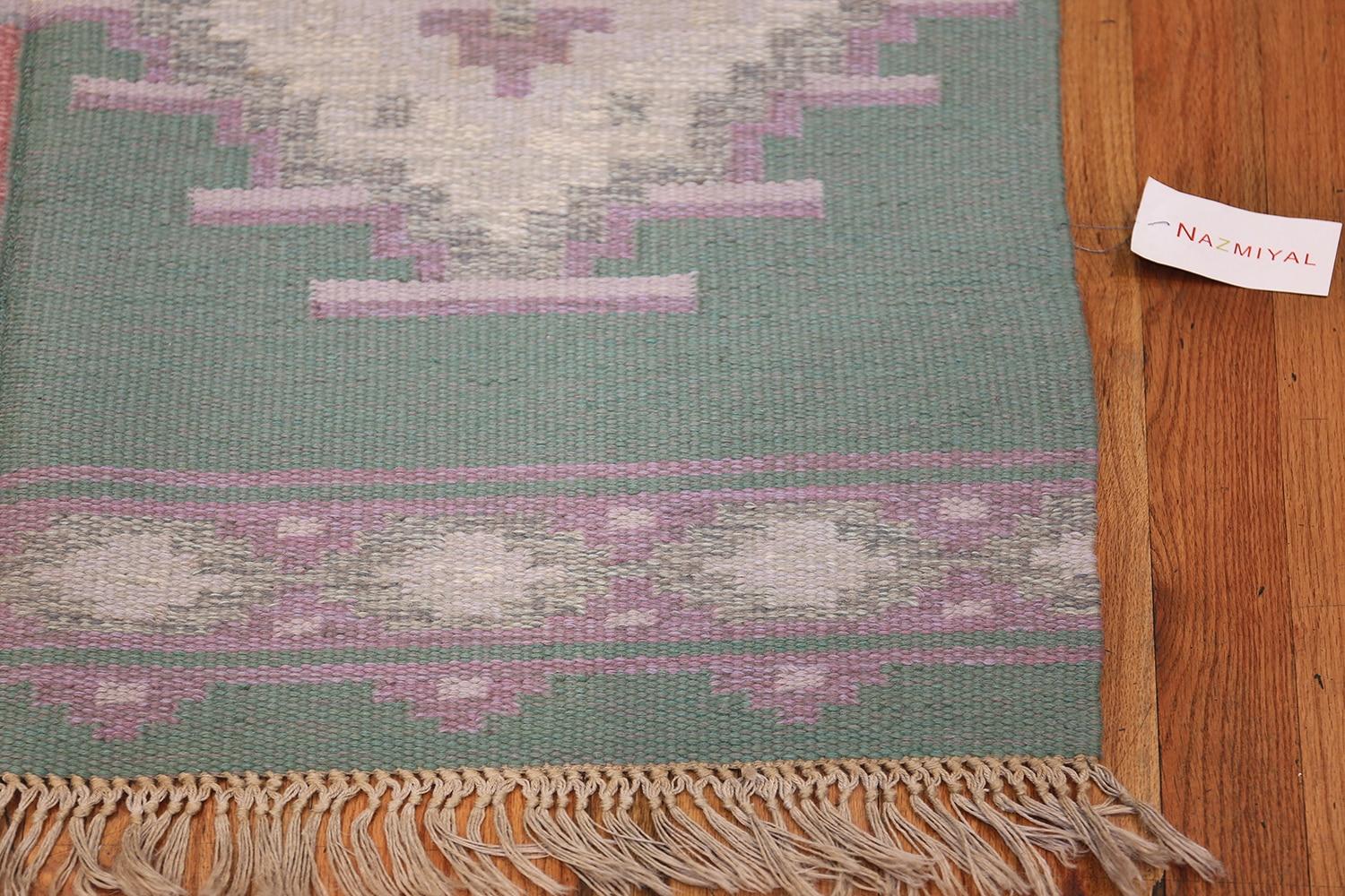 Vintage Swedish Flat-Woven Kilim. Size: 4 ft 5 in x 6 ft 8 in (1.35 m x 2.03 m) In Excellent Condition In New York, NY