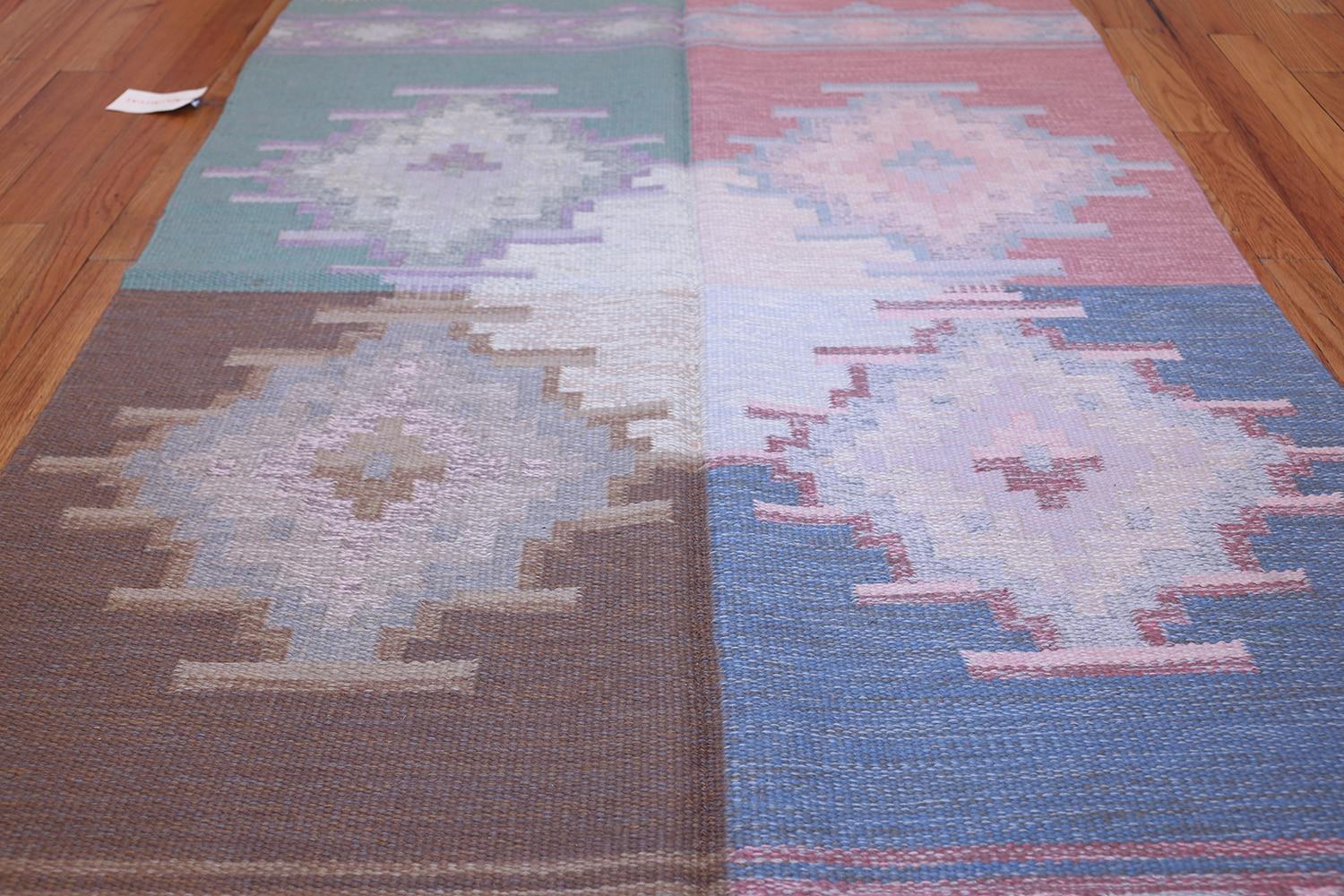 20th Century Vintage Swedish Flat-Woven Kilim. Size: 4 ft 5 in x 6 ft 8 in (1.35 m x 2.03 m)
