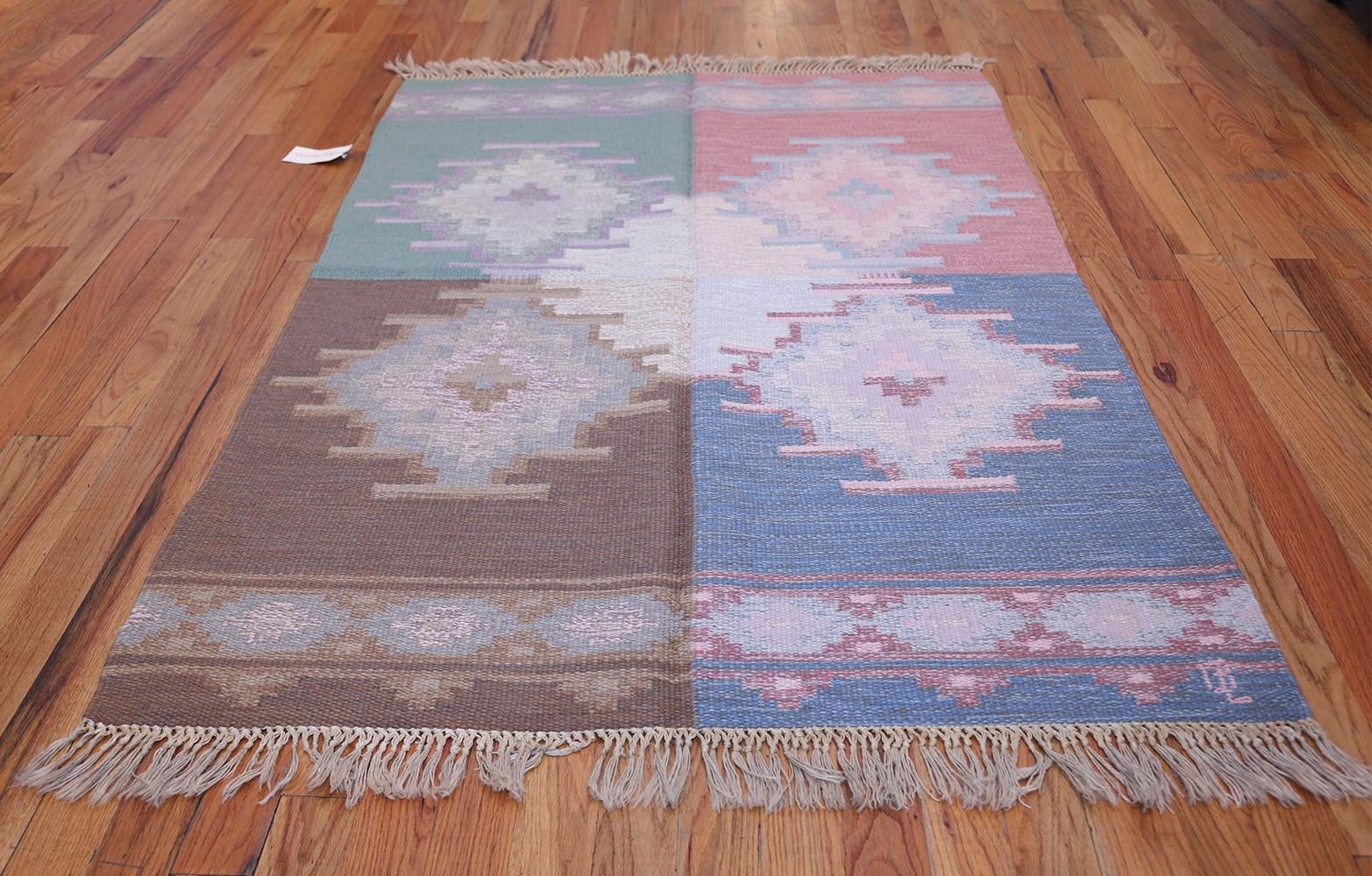 Vintage Swedish Flat-Woven Kilim. Size: 4 ft 5 in x 6 ft 8 in (1.35 m x 2.03 m) 3