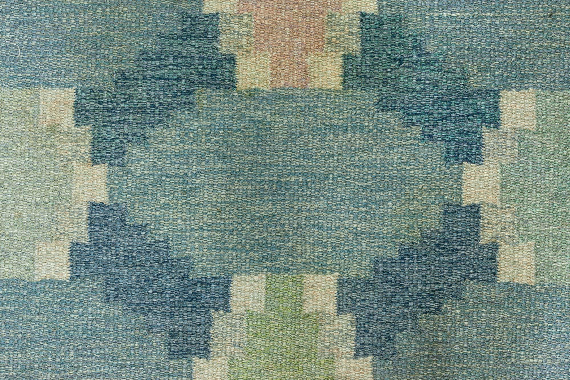 Schwedischer blauer Flachgewebe-Teppich von Ingegerd Silow
Größe: 167 × 226 cm (5'6