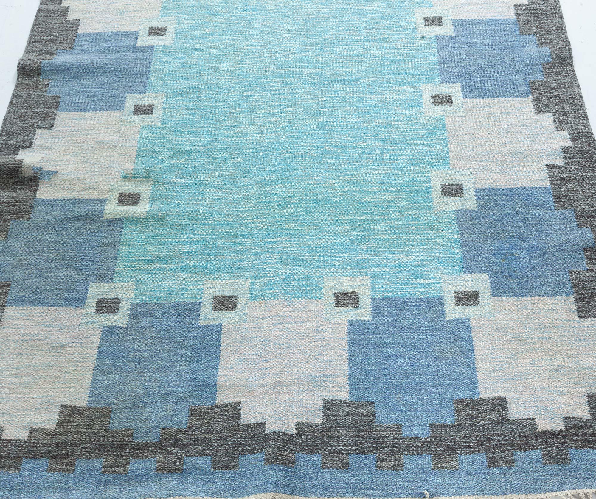 Schwedischer blauer Flachgewebe-Teppich von Ingegerd Silow
Größe: 157 × 243 cm (5'2