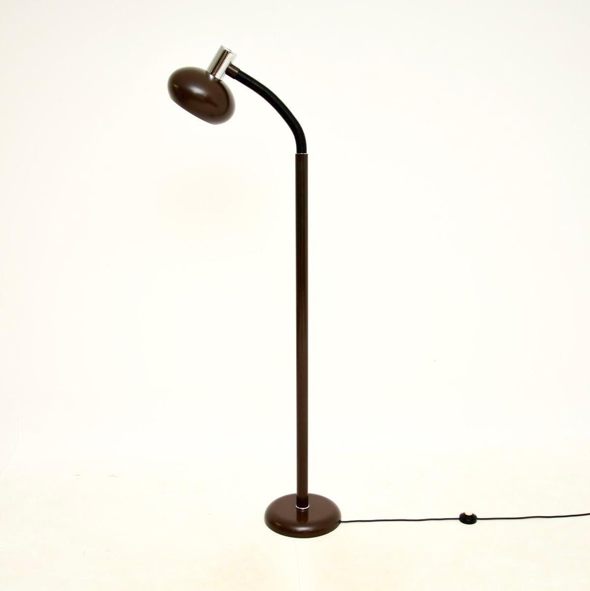 Una elegante lámpara de pie sueca vintage de los años 70.

Es de excelente calidad, tiene una estructura gruesa y robusta con accesorios cromados. La pantalla abovedada está unida al armazón con un cuello articulado, el ángulo de la pantalla se