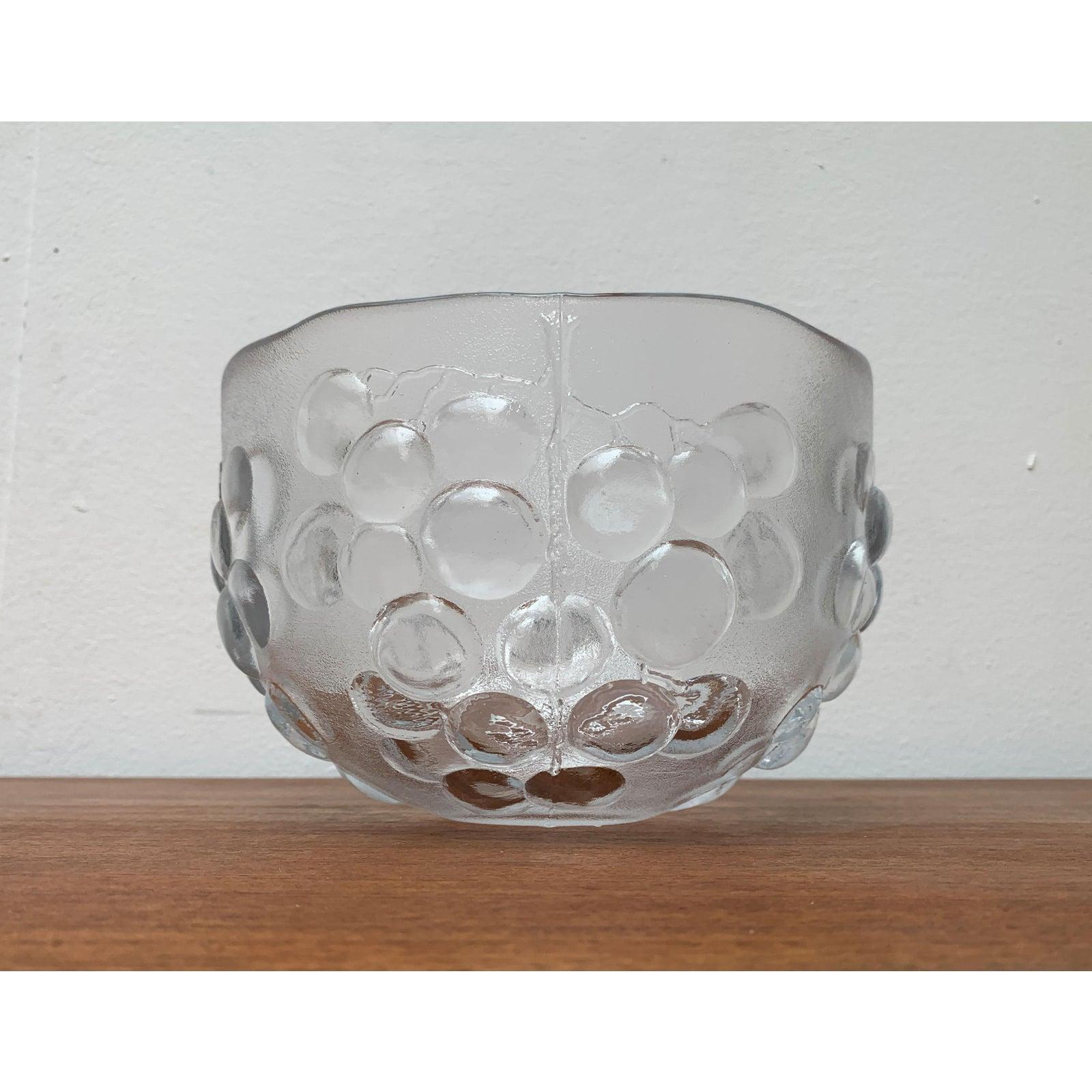 Schwedische Vintage Glasschale von Ann Wärff für Kosta Boda, 1970er Jahre, in sehr gutem Zustand. Die Produkte, die zwischen 1970 und 1979 entworfen wurden, haben einen offiziellen Echtheitsnachweis, z. B. in Form von Vintage-Katalogen,