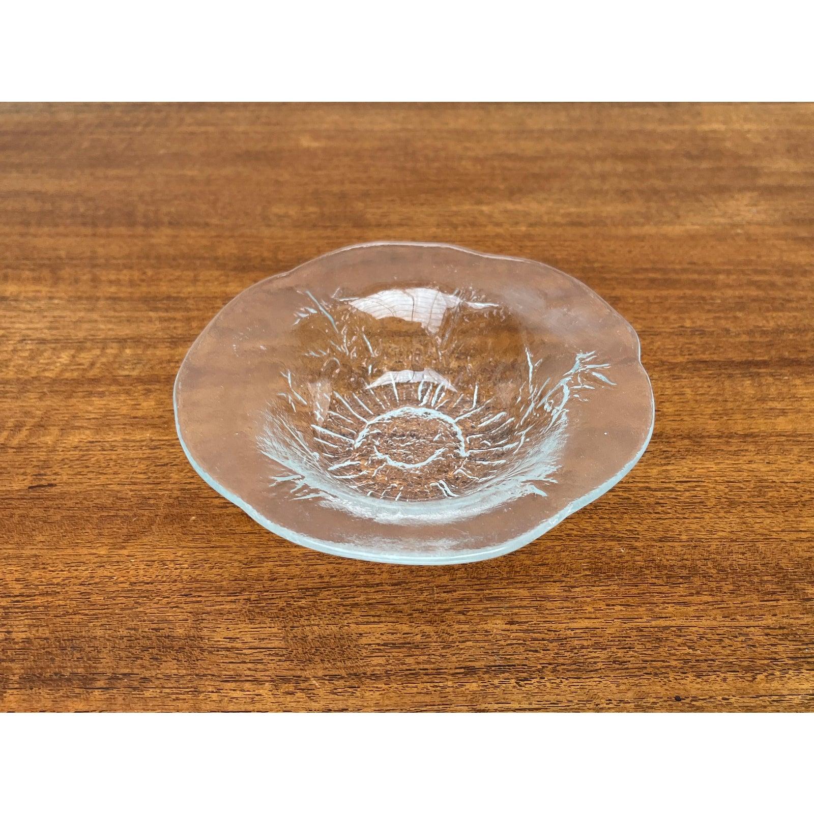 Schwedische Vintage-Glasschale von Ann Wärff für Kosta Boda, in sehr gutem Zustand. Entworfen 1970 bis 1979 offizieller Echtheitsnachweis wie Vintage-Kataloge, Designer-Aufzeichnungen oder andere Literaturquellen.

Zusätzliche