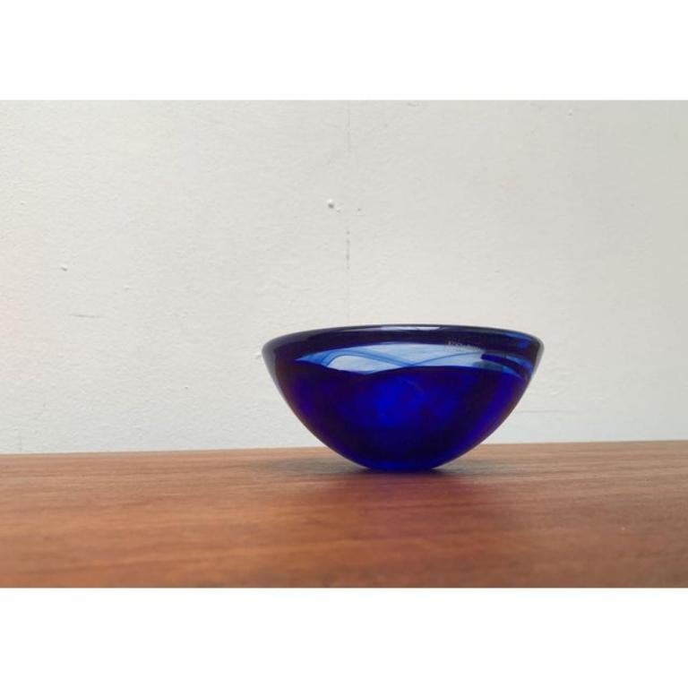 Vintage Swedish Glass Bowl from Kosta Boda, en très bon état. Conçue de 1970 à 1979 Cette pièce porte une marque d'attribution.

Informations complémentaires :
Matériaux : Verre
Marque : Kosta Boda
Pays d'origine : Suède
Couleur : Bleu
Type