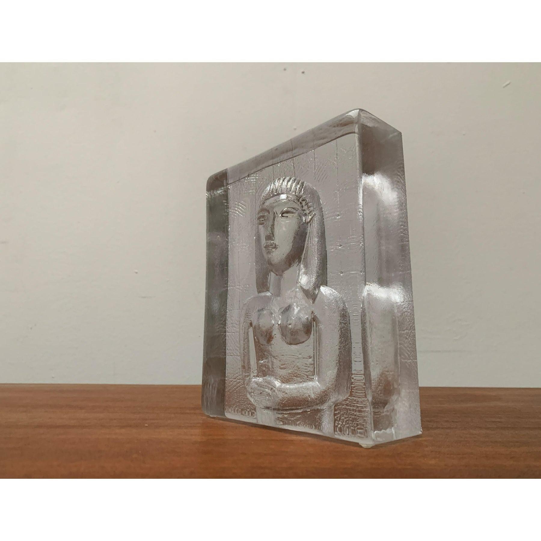 Scultura di fanciulla in vetro svedese d'epoca della serie Icon di Bertil Vallien per Kosta Boda, in ottime condizioni. Disegnati dal 1970 al 1979 Ho prove ufficiali di autenticità come cataloghi d'epoca, registri di designer o altre fonti