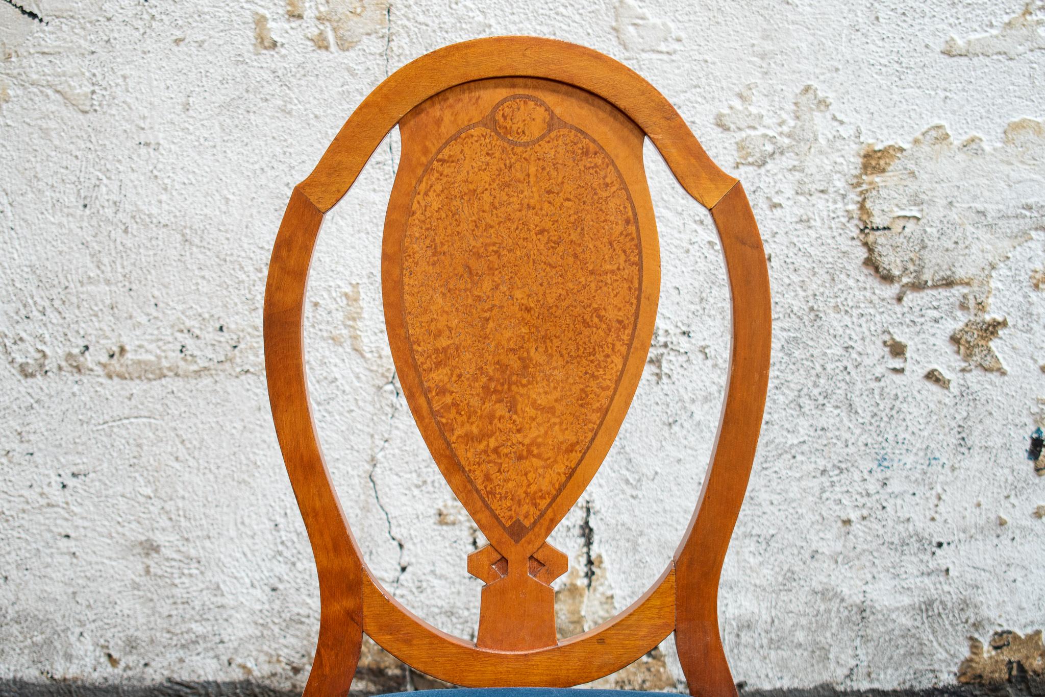 Schwedische Esszimmerstühle aus goldener Wurzelholz, Vierer-Set (20. Jahrhundert) im Angebot
