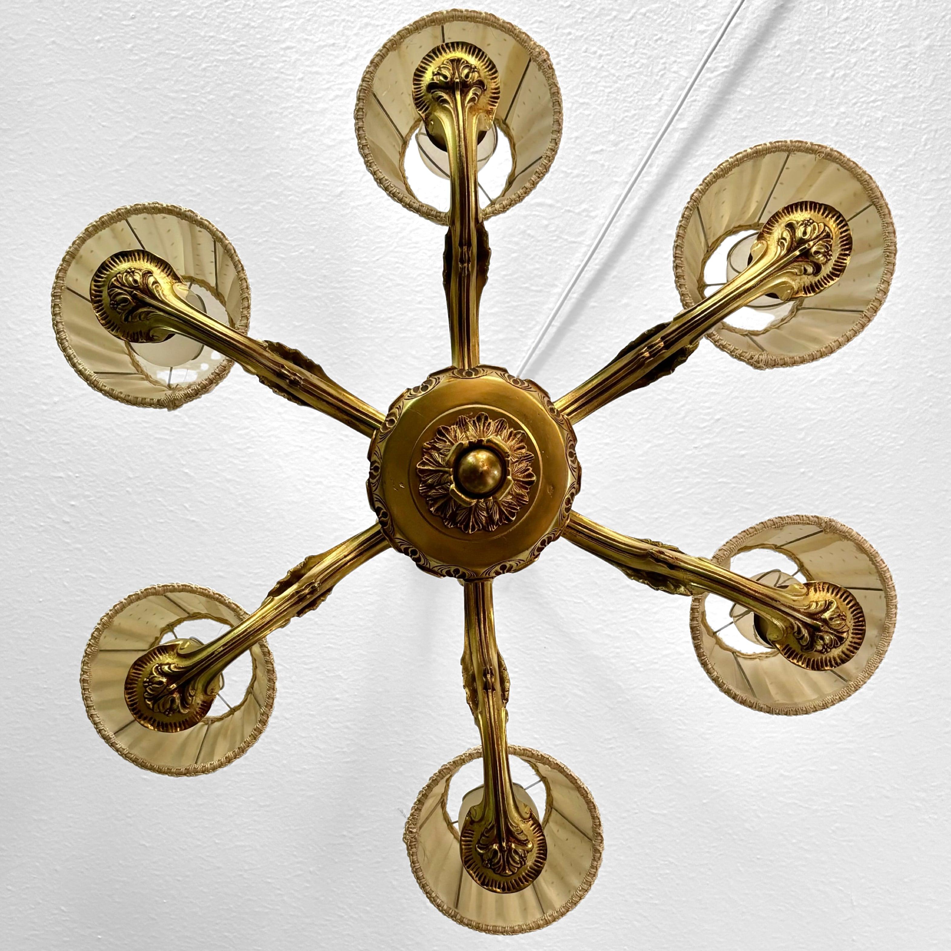 Lampadario d'epoca Grace in ottone massiccio a sei bracci, 1930 Design/One scandinavo in vendita 6