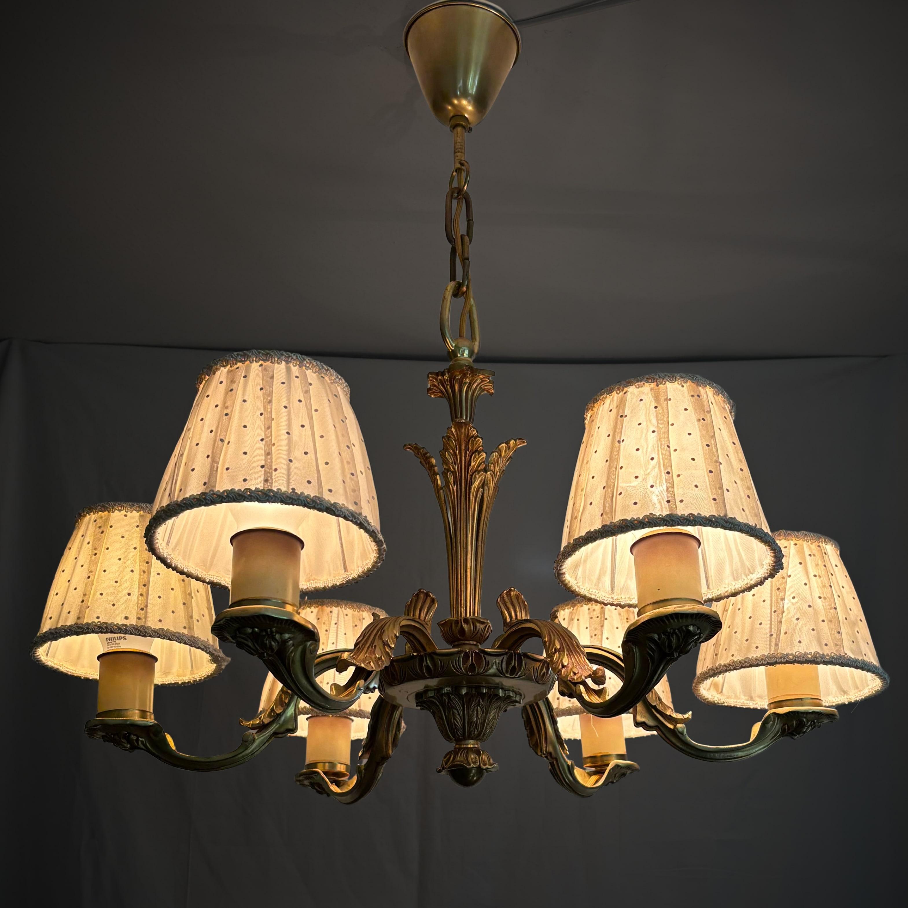 Scandinavo moderno Lampadario d'epoca Grace in ottone massiccio a sei bracci, 1930 Design/One scandinavo in vendita