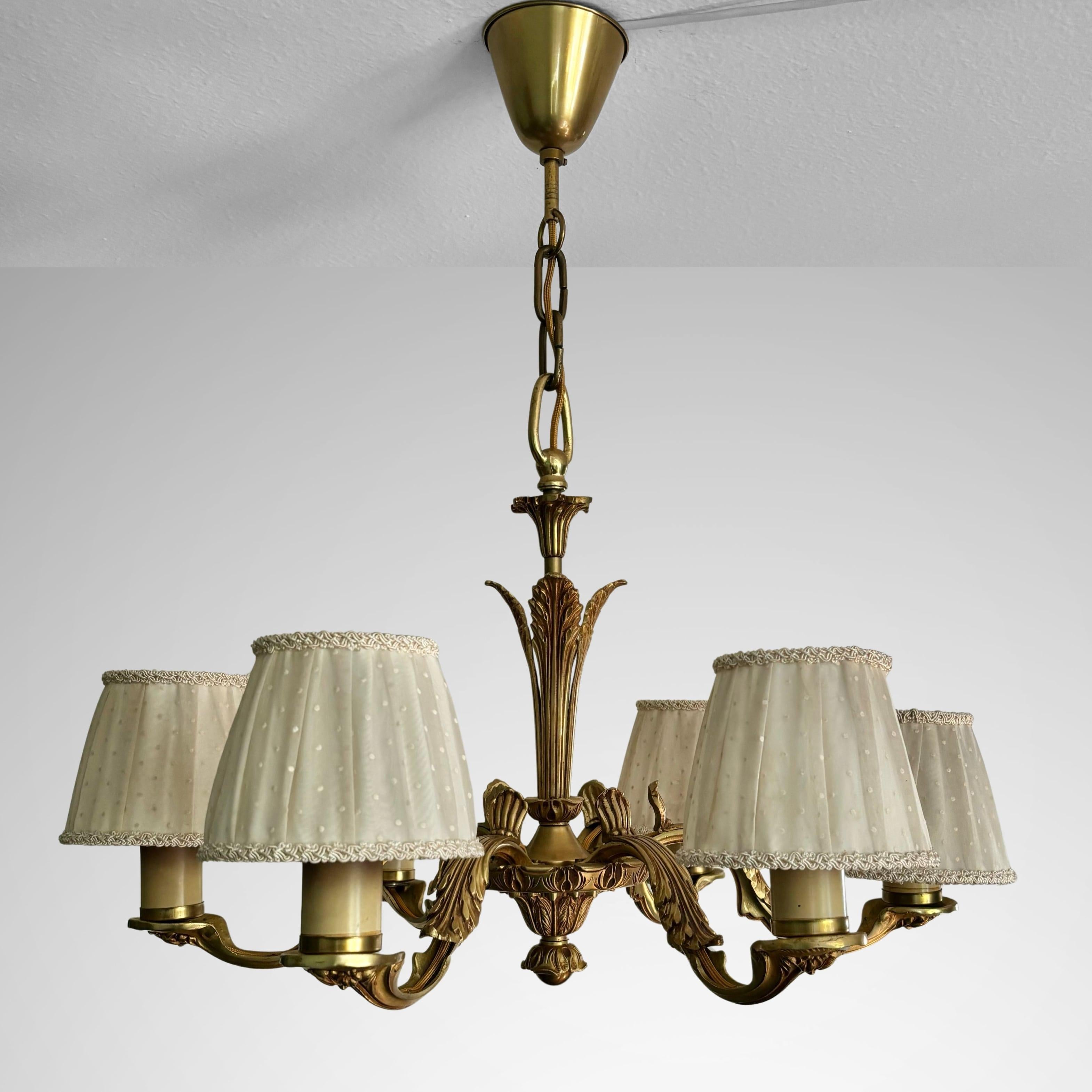 Svedese Lampadario d'epoca Grace in ottone massiccio a sei bracci, 1930 Design/One scandinavo in vendita