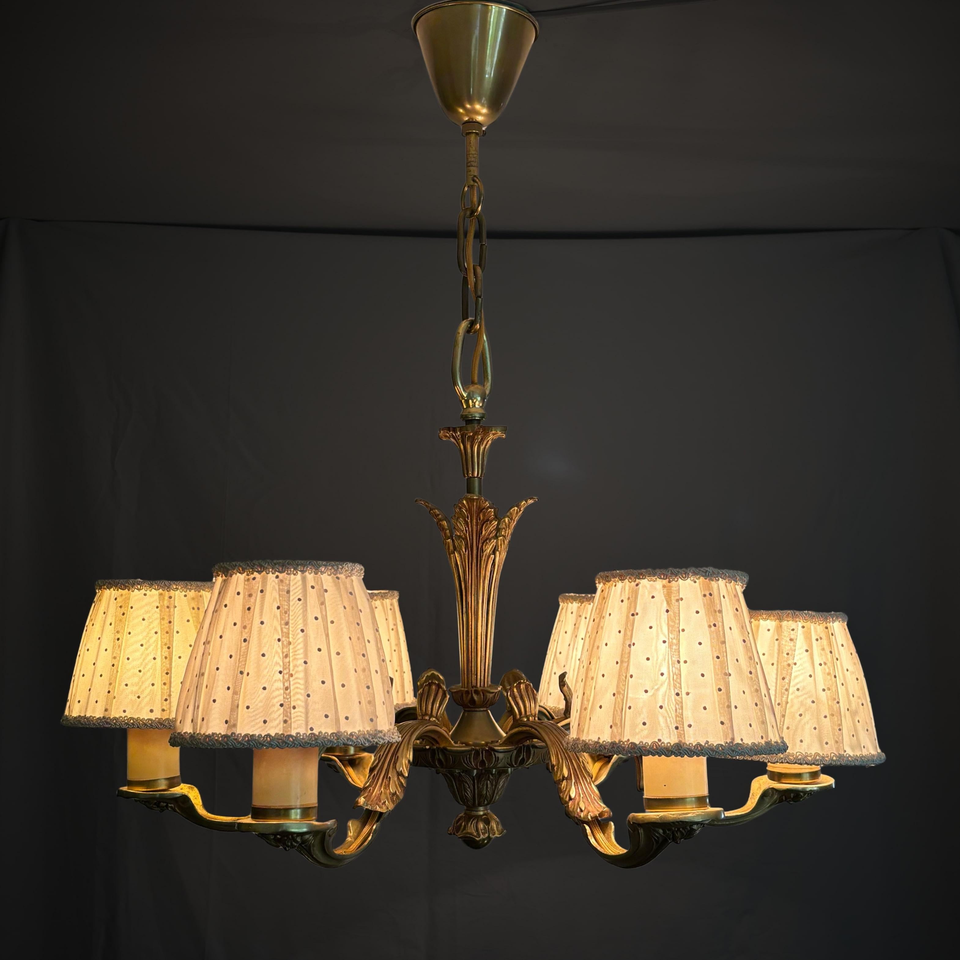 Calco Lampadario d'epoca Grace in ottone massiccio a sei bracci, 1930 Design/One scandinavo in vendita