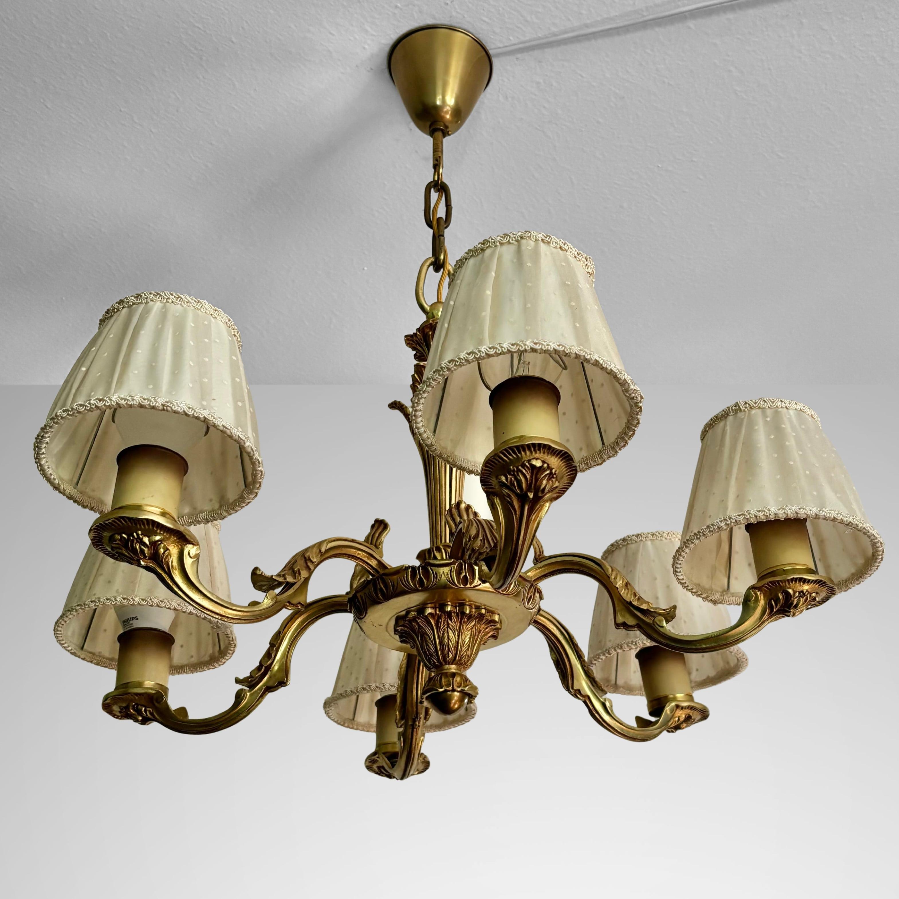 Lampadario d'epoca Grace in ottone massiccio a sei bracci, 1930 Design/One scandinavo In condizioni buone in vendita a Forserum, SE