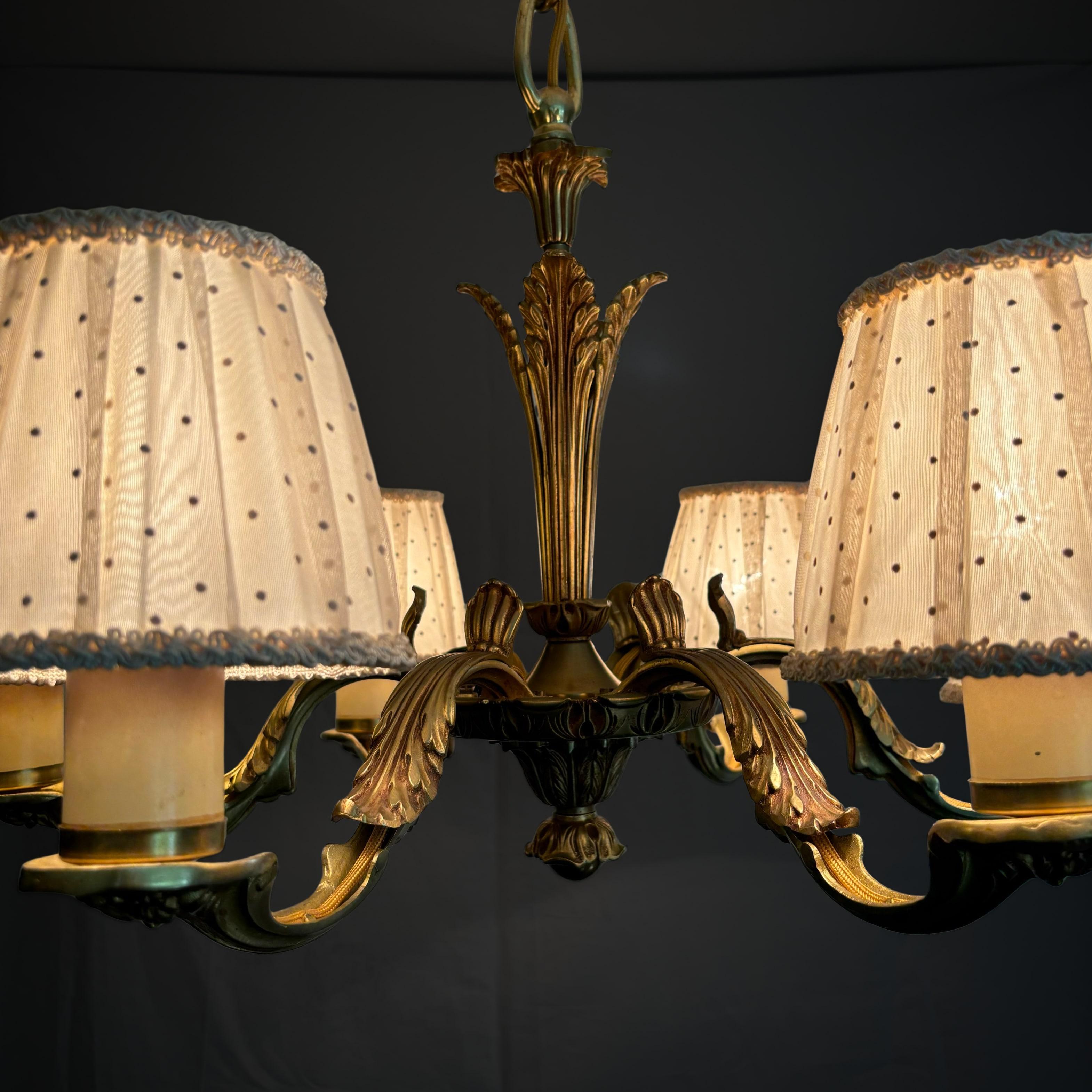Metà XX secolo Lampadario d'epoca Grace in ottone massiccio a sei bracci, 1930 Design/One scandinavo in vendita