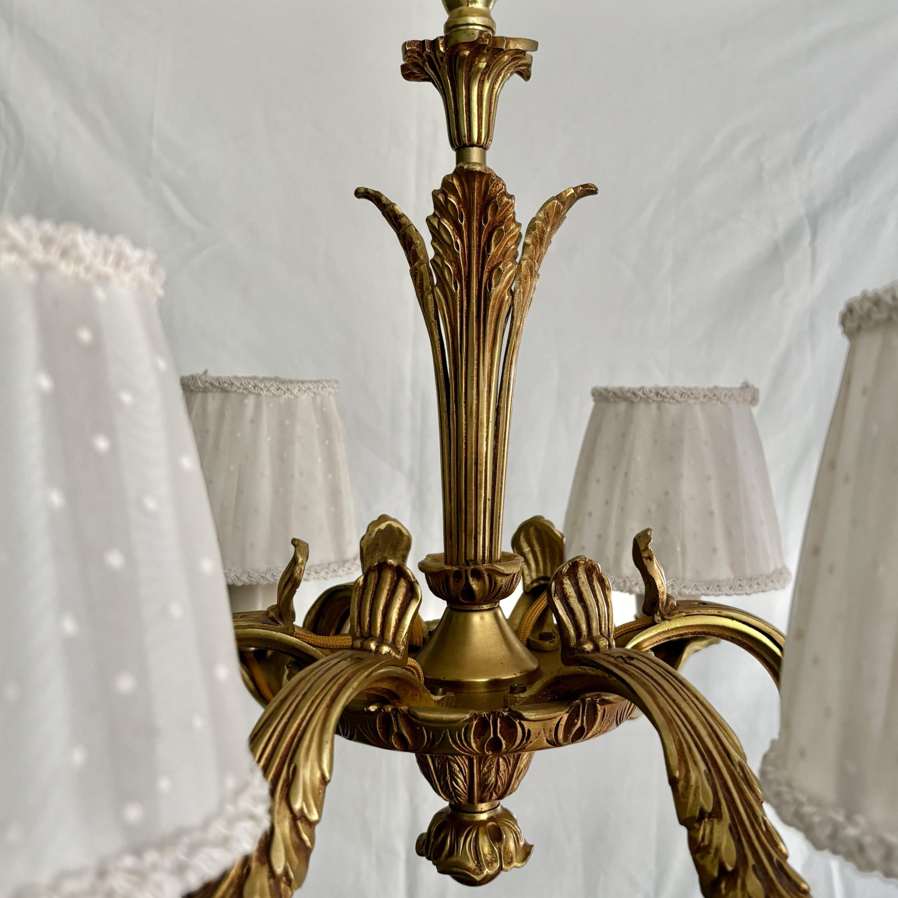 Ottone Lampadario d'epoca Grace in ottone massiccio a sei bracci, 1930 Design/One scandinavo in vendita