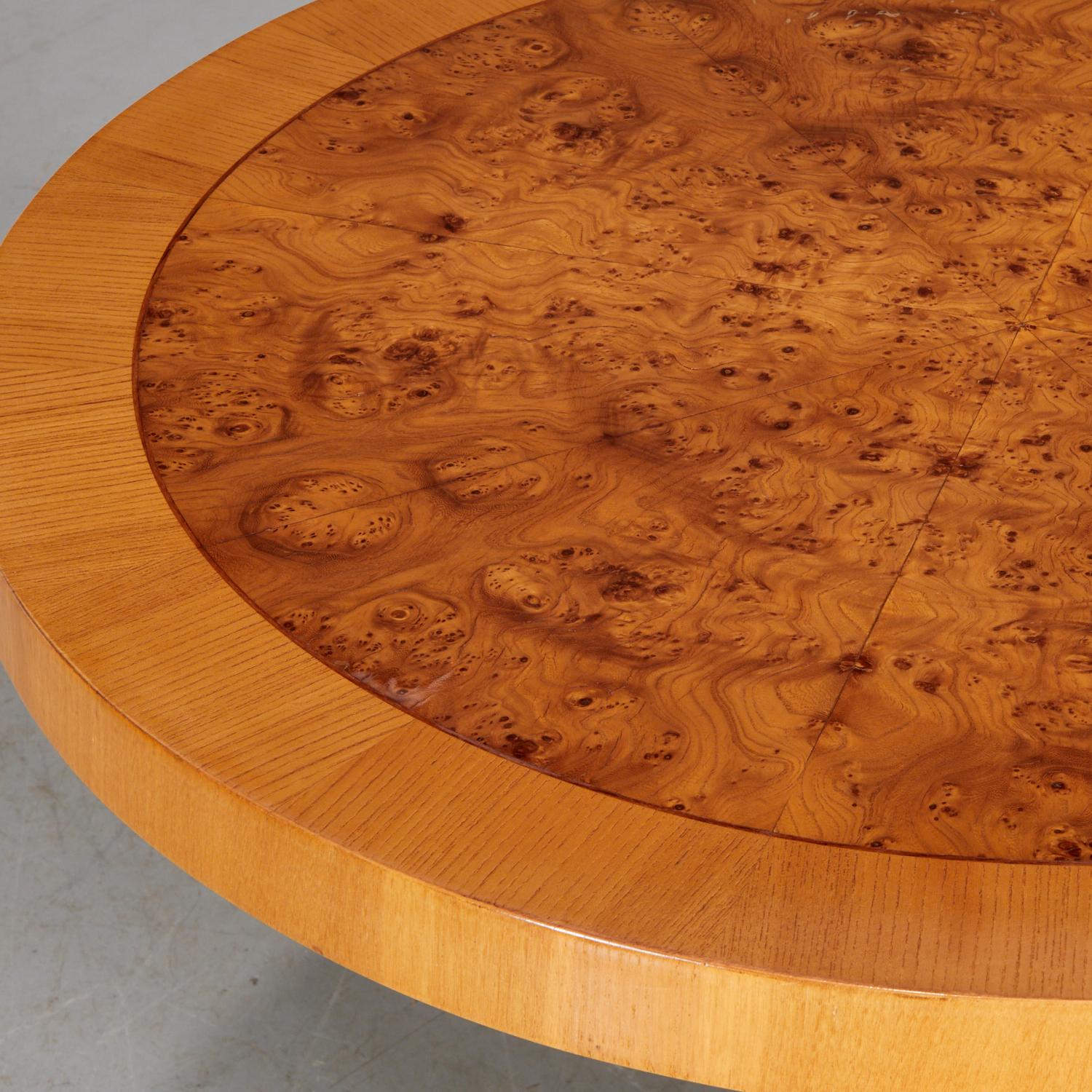 Scandinavo moderno Tavolo con piedistallo in legno biondo intarsiato in stile Grace svedese vintage con radica di Wood in vendita