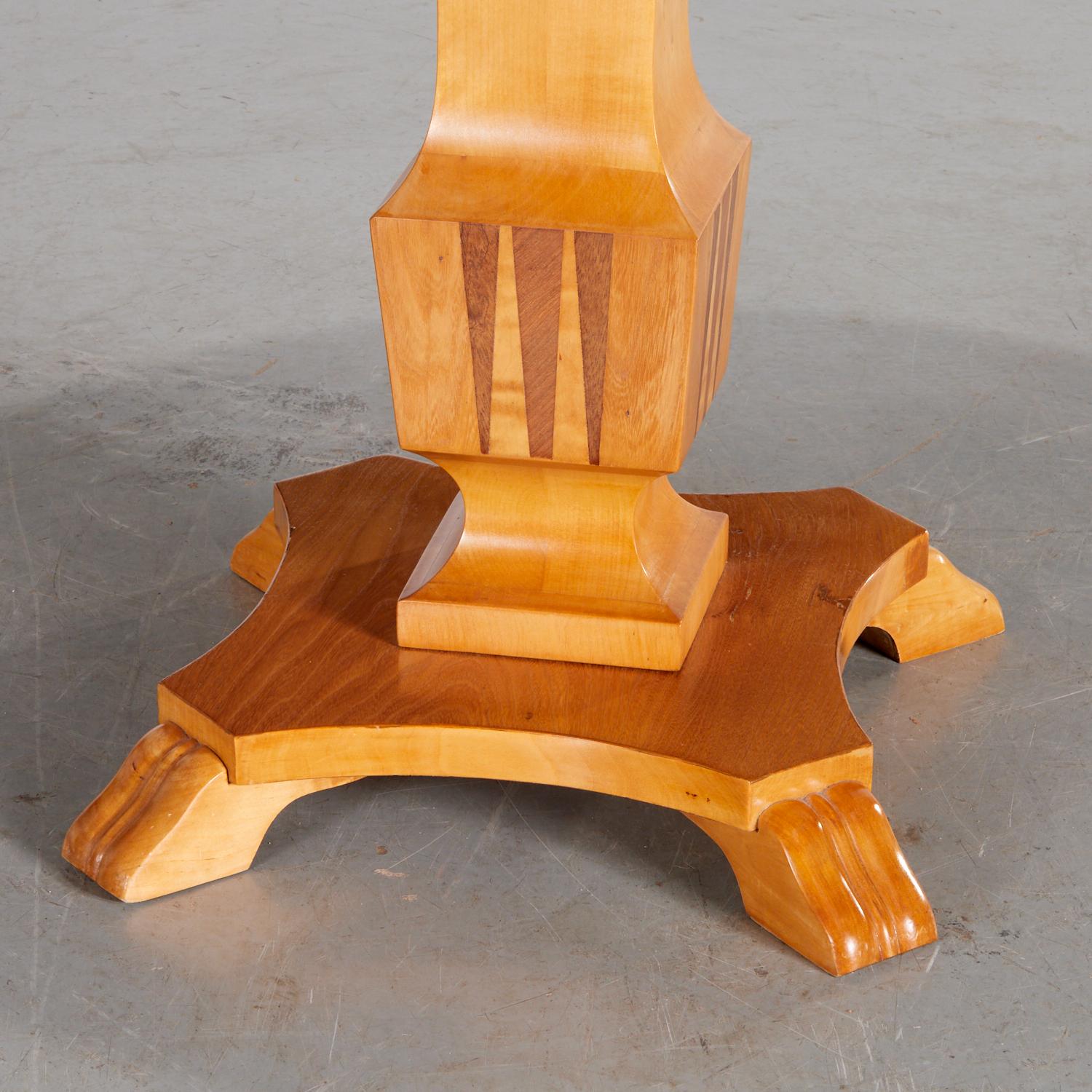 Svedese Tavolo con piedistallo in legno biondo intarsiato in stile Grace svedese vintage con radica di Wood in vendita