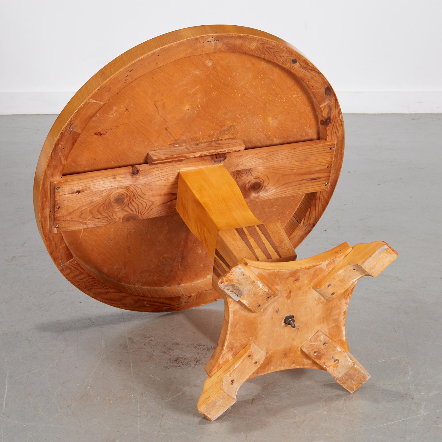 Fatto a mano Tavolo con piedistallo in legno biondo intarsiato in stile Grace svedese vintage con radica di Wood in vendita