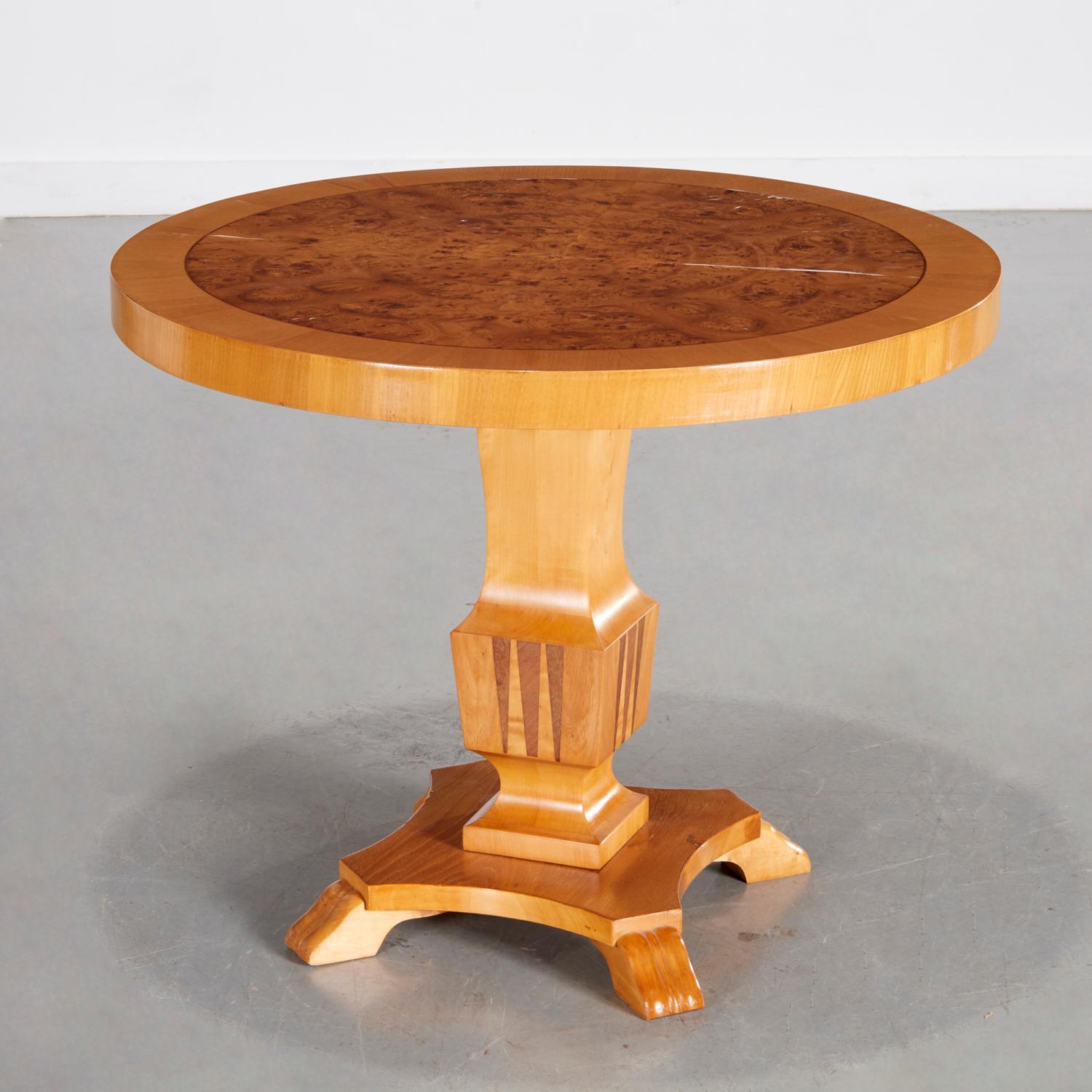 Metà XX secolo Tavolo con piedistallo in legno biondo intarsiato in stile Grace svedese vintage con radica di Wood in vendita
