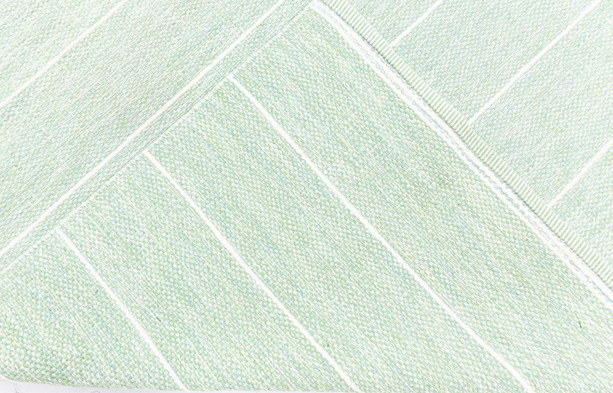 Schwedischer flacher gewebter Vintage-Teppich Doris Leslie Blau in Grün im Zustand „Gut“ im Angebot in New York, NY