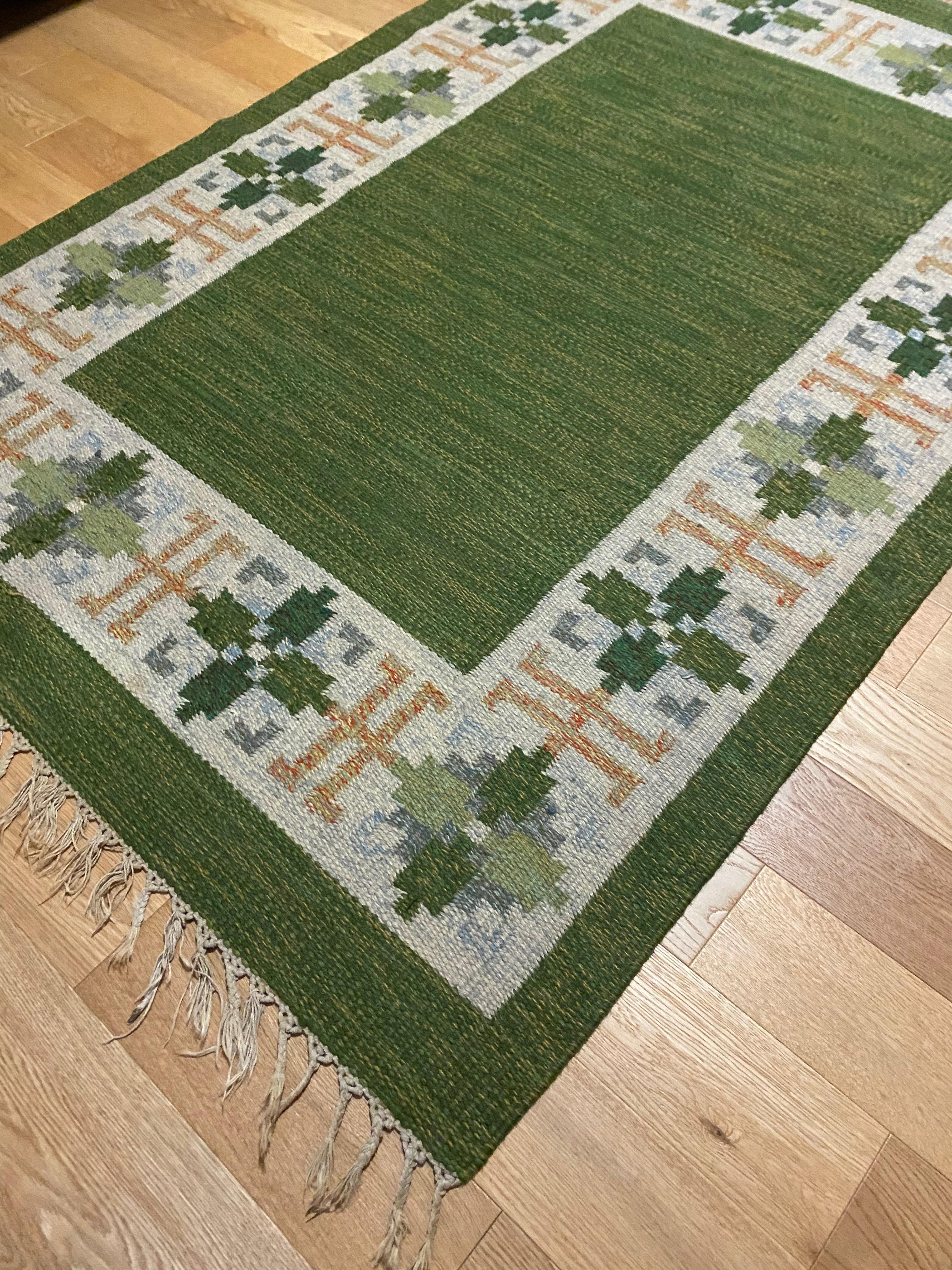 Beautiful Vintage Swedish Green Kilim rug by Fredrik Fiedler. In a good vintage condition with some wear and tear to the fringes and surface (please see photos).

Country: Sweden

Designer: Fredrik Fiedler

Dimensions: L 79.7 in. x W 53.1 in.